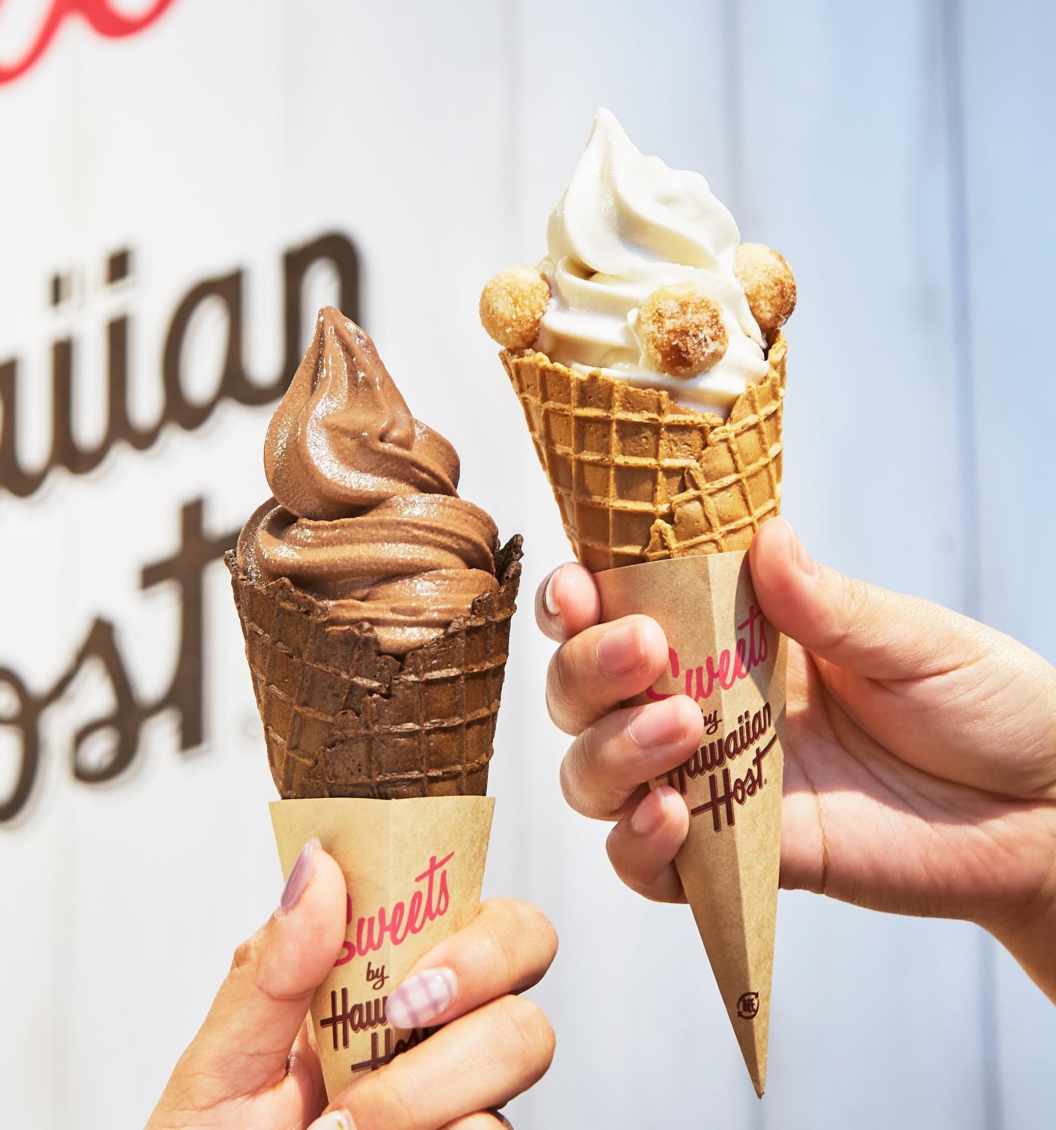 ＜スイーツバイ ハワイアンホースト＞ 左）ダークチョコレートマカデミアソフト 594円&nbsp; 　右）ハニーロースト マカデミアソフト&nbsp; 495円