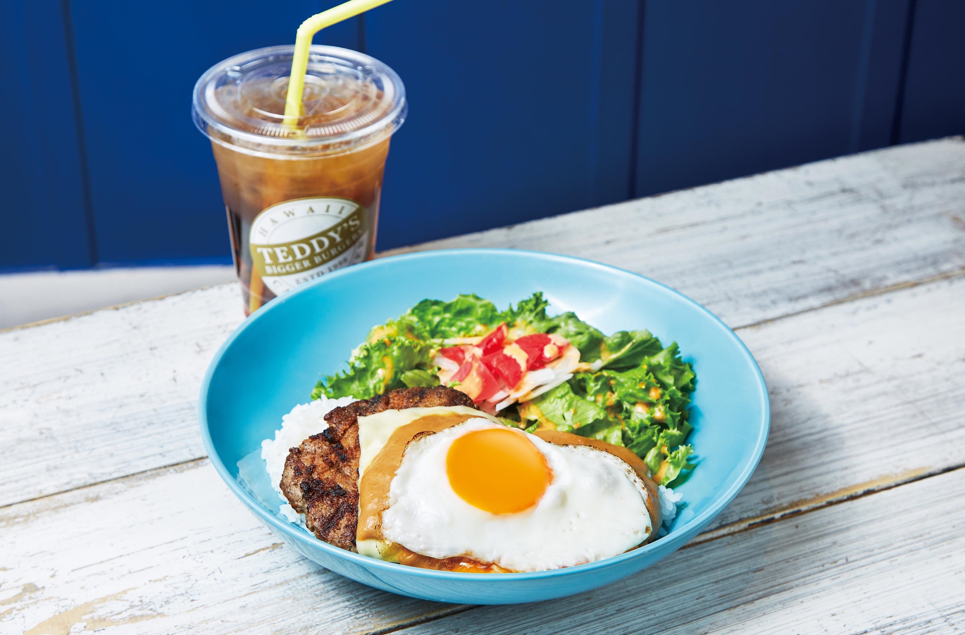 ＜テディーズ ビガー バーガー＞ロコモコ丼（1人前）1,683円　　ドリンクセット（1セット）1,991円 ※当店限定