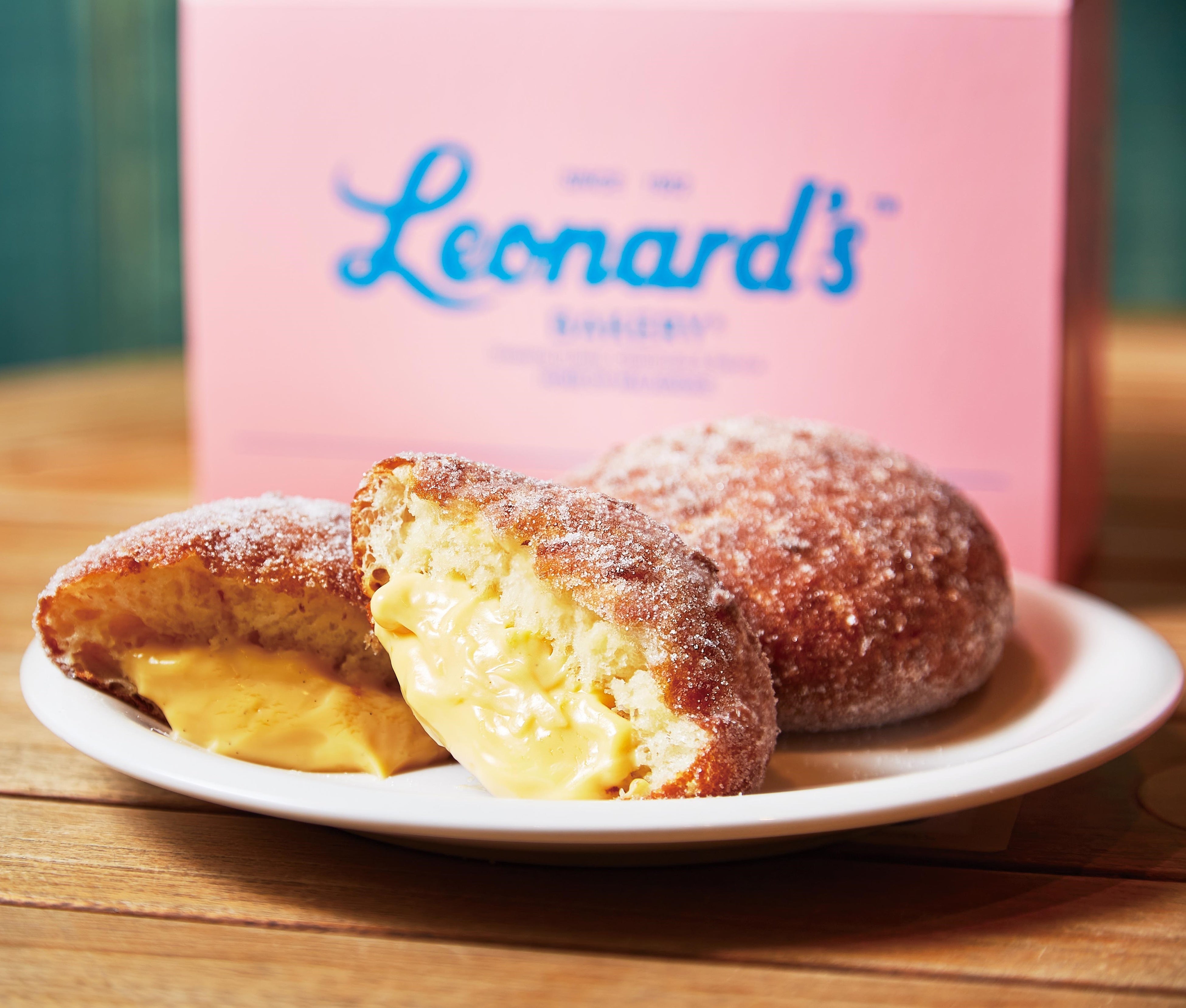 ＜レナーズ＞ 奥）マラサダ シュガー(1個)201円　 手前）マラサダ パフ カスタード (１個)261円 ※お一人様合計6個まで