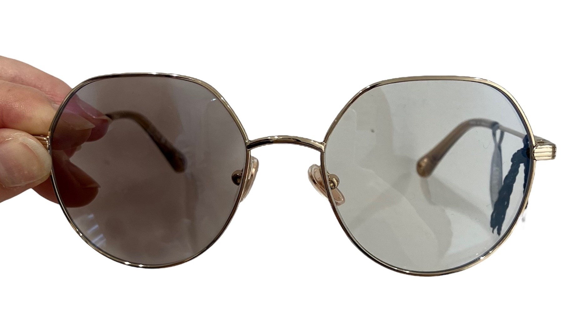 紫外線ライトを当てたレンズは暗く色が変化