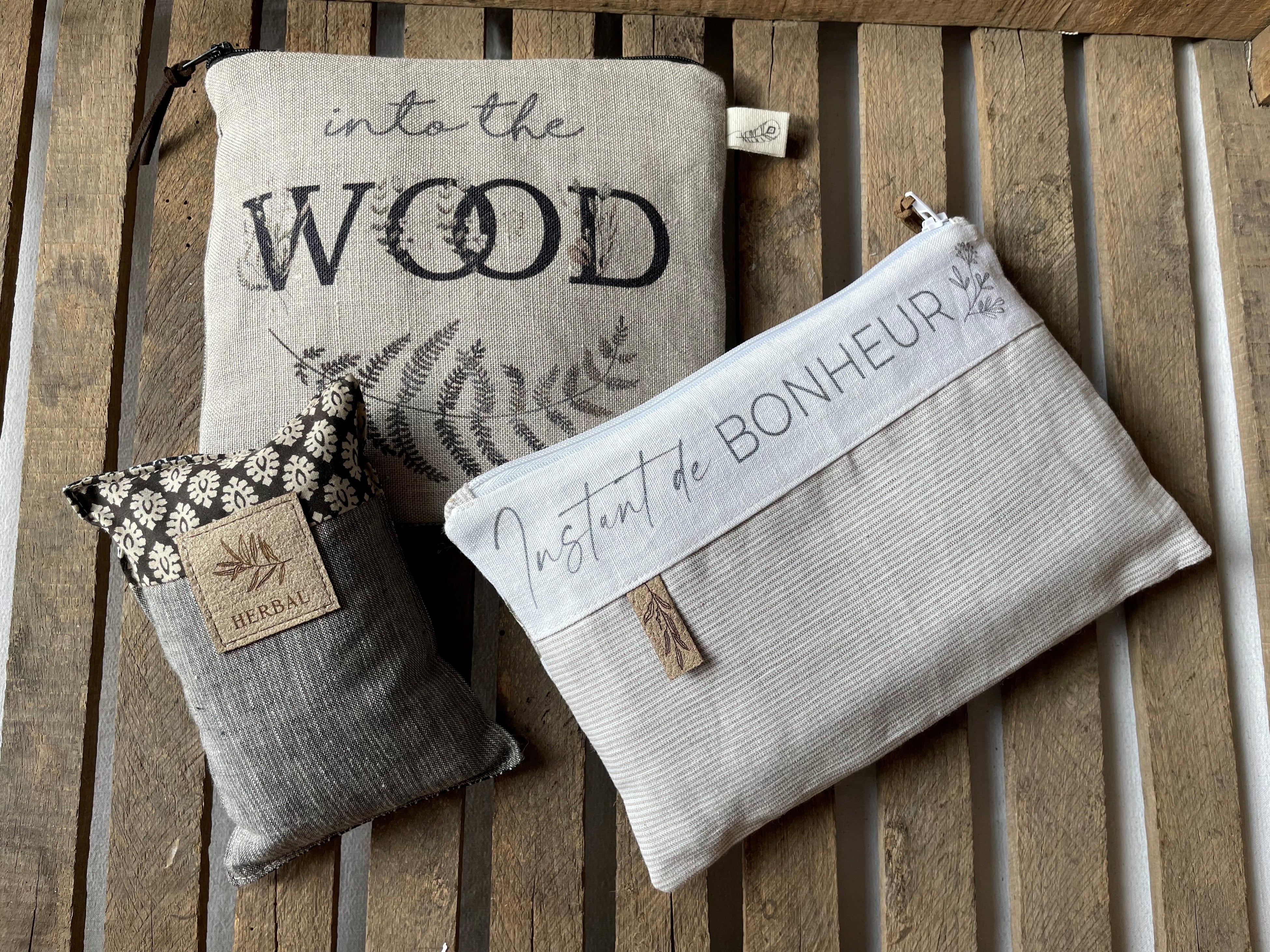 ＜ダンテルオキシデ＞ ①ポーチ 6,380円  ②ポーチ 6,820円  ③ラベンダー入りミニクッション 2,420円