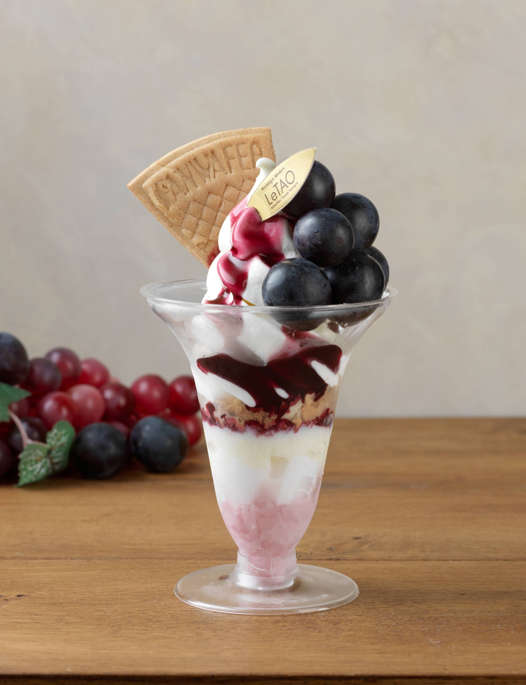 ＜小樽洋菓子舗 ルタオ＞ ミルキー葡萄パフェ 1,401円 ※各日100杯限り　※12日(火)までの出店