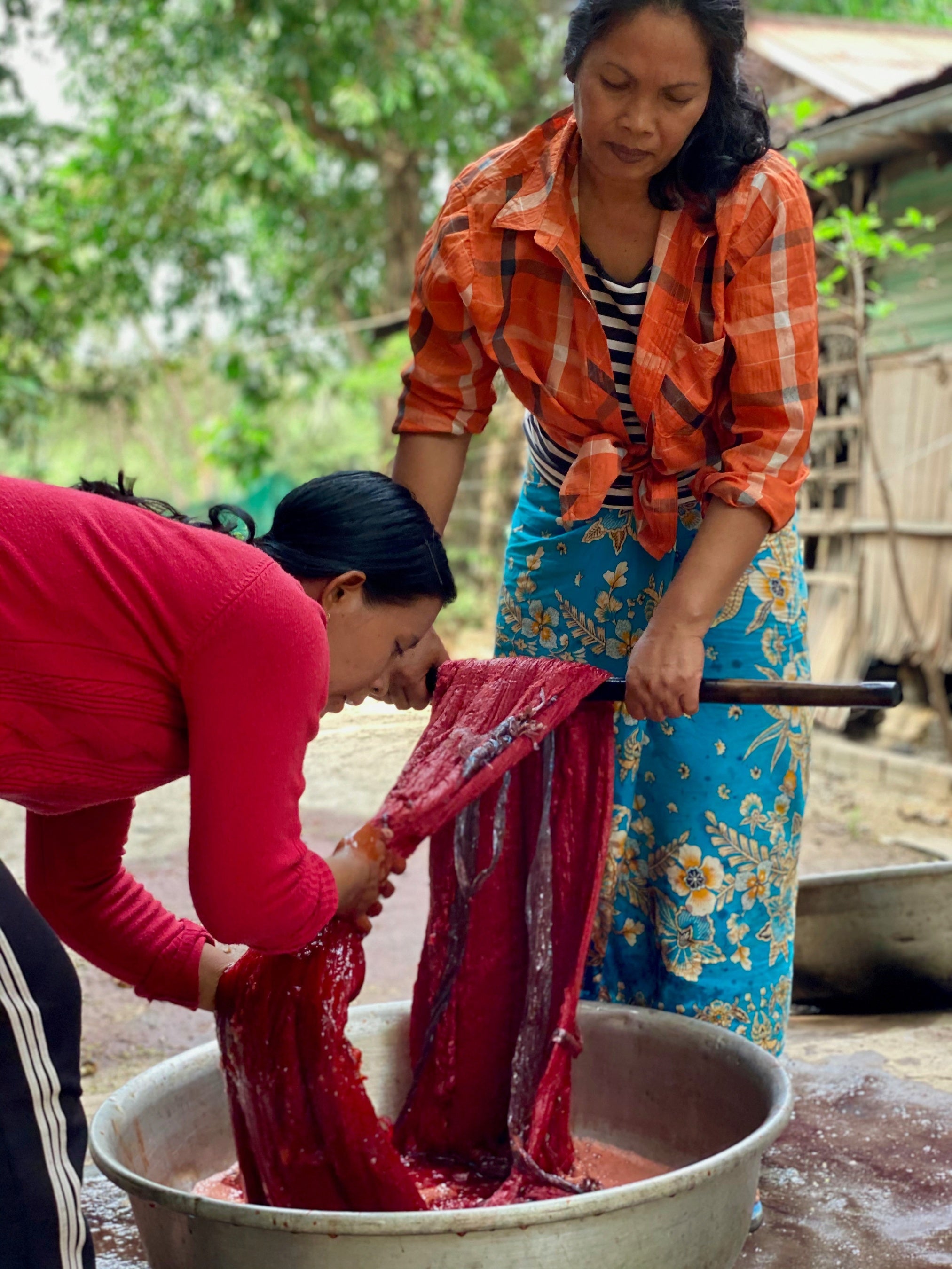 スカーフを染める様子