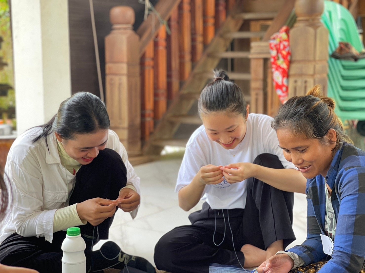 現地の女性とアクセサリーを作る様子