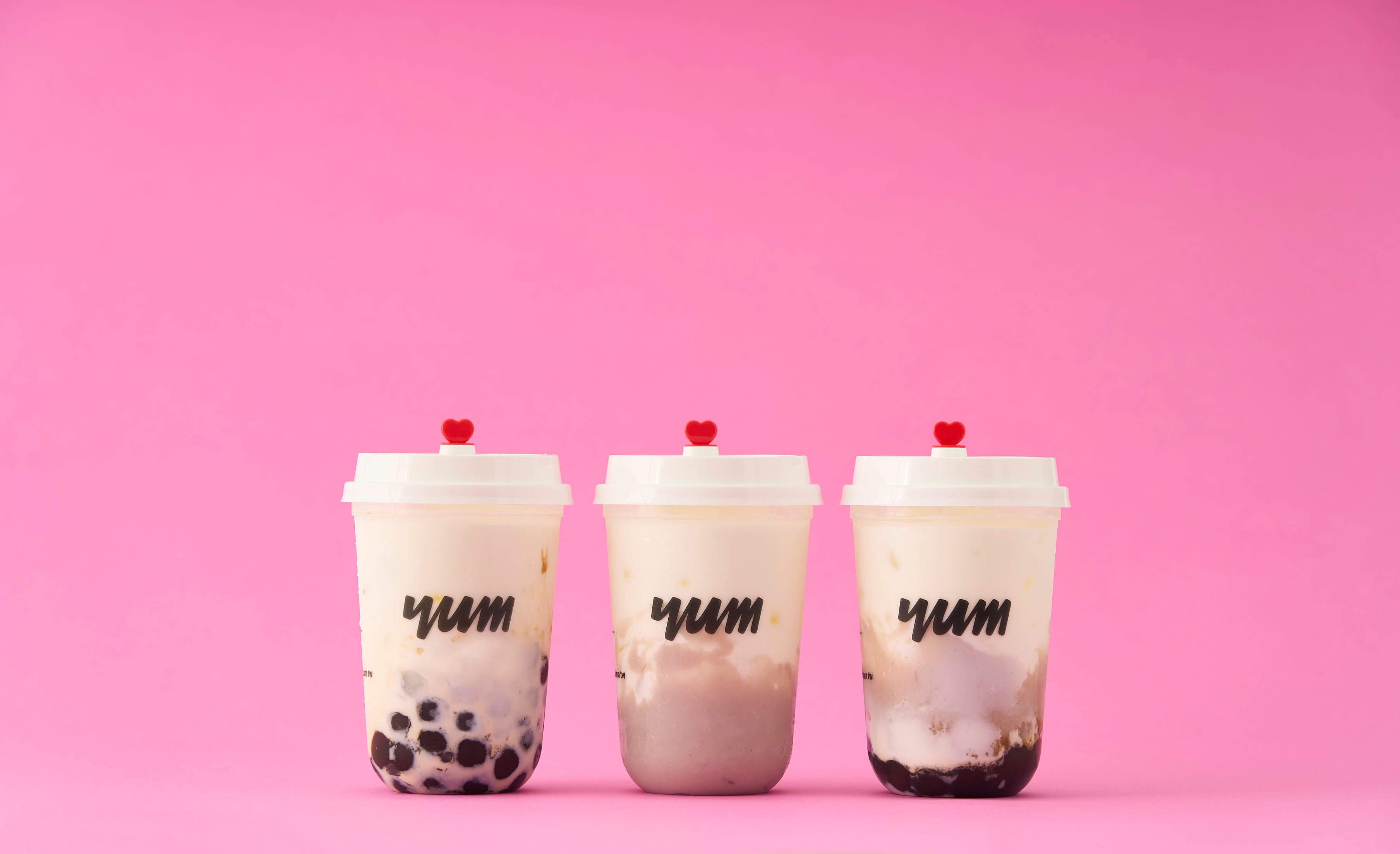 ＜ヤムティー＞ 左：タピオカタロイモミルク 764円 中：タロイモミルク  702円 右：芋団子タロイモミルク 764円