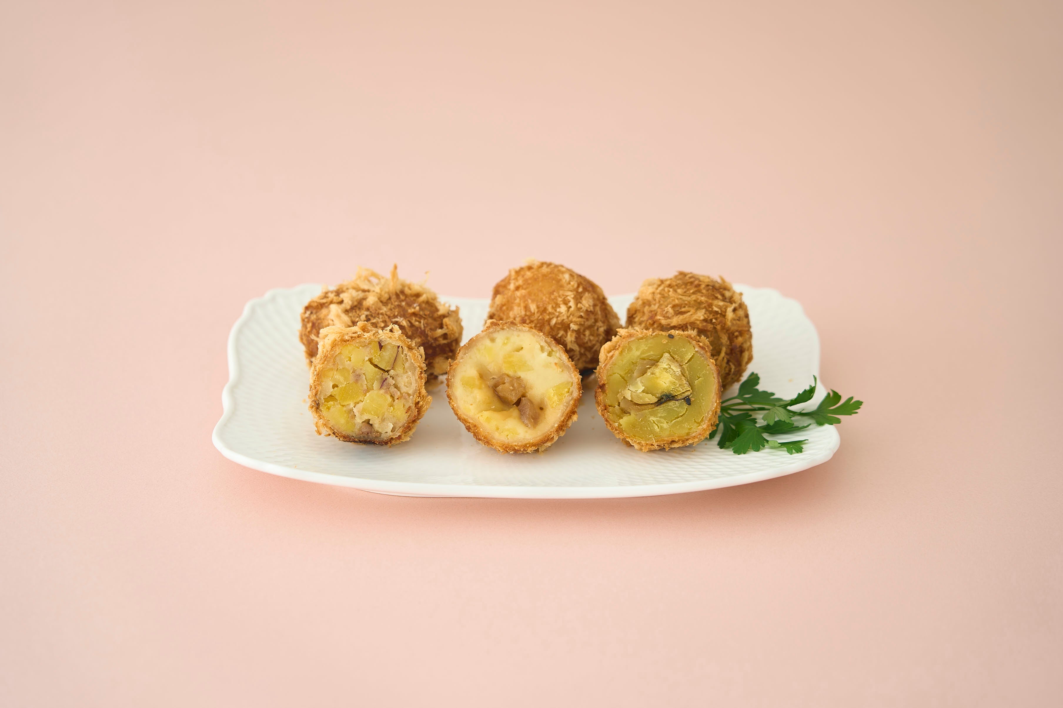 ＜リッチクリームコロッケ東京＞左：カラメルリンゴとさつまいものスイートポテトクリームコロッケ 648円 中：さつまいもづくしのクリームコロッケ 540円 右：栗とさつまいものポテトコロッケ 648円 ※各日50個限り