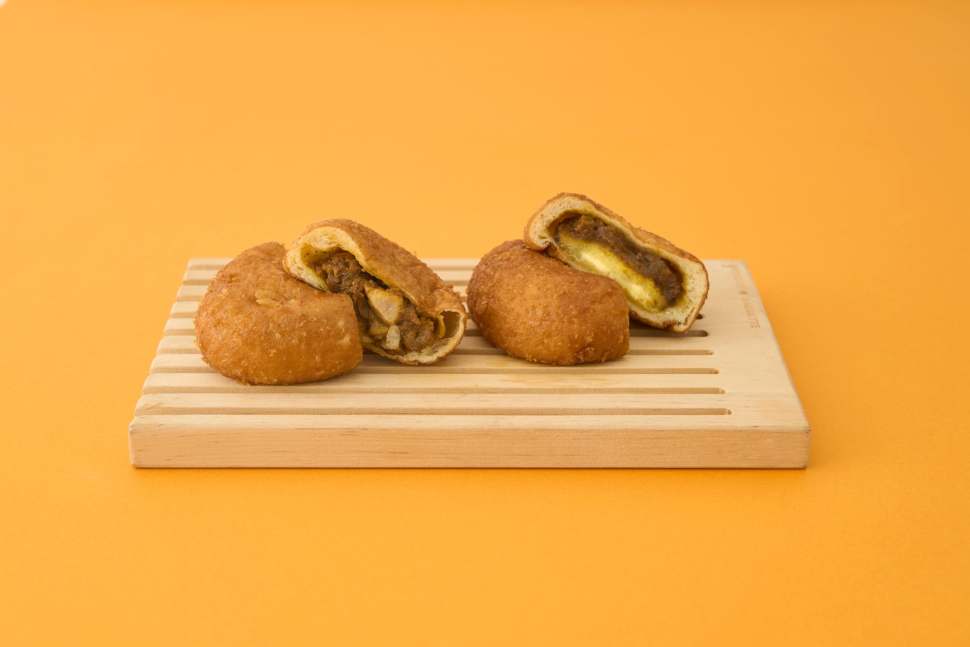 ＜別子飴本舗＞ 左：カリットカリー 甘とろ豚 右：カリットカリー 鳴門金時&クリームチーズ 各432円