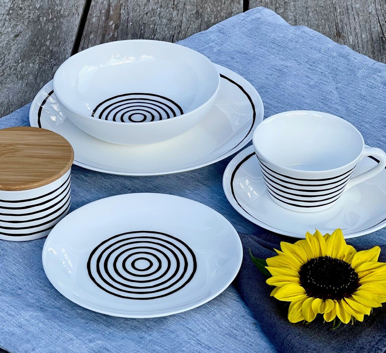 ［KOTTE］＜グスタフスベリ＞ ①プレート 17,600円 ②ボウル 19,250円 ③カップ 16,500円 ④⑤プレート 15,400円 ⑥キャニスタ－ 15,400円