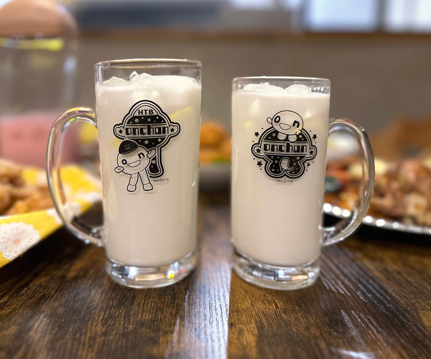左）ビールも飲めるよ！着ぐるみonちゃんの牛乳ジョッキ（360ml）2,750円　右）ジュースも飲めるよ！onちゃんの牛乳ジョッキ（280ml）2,640円