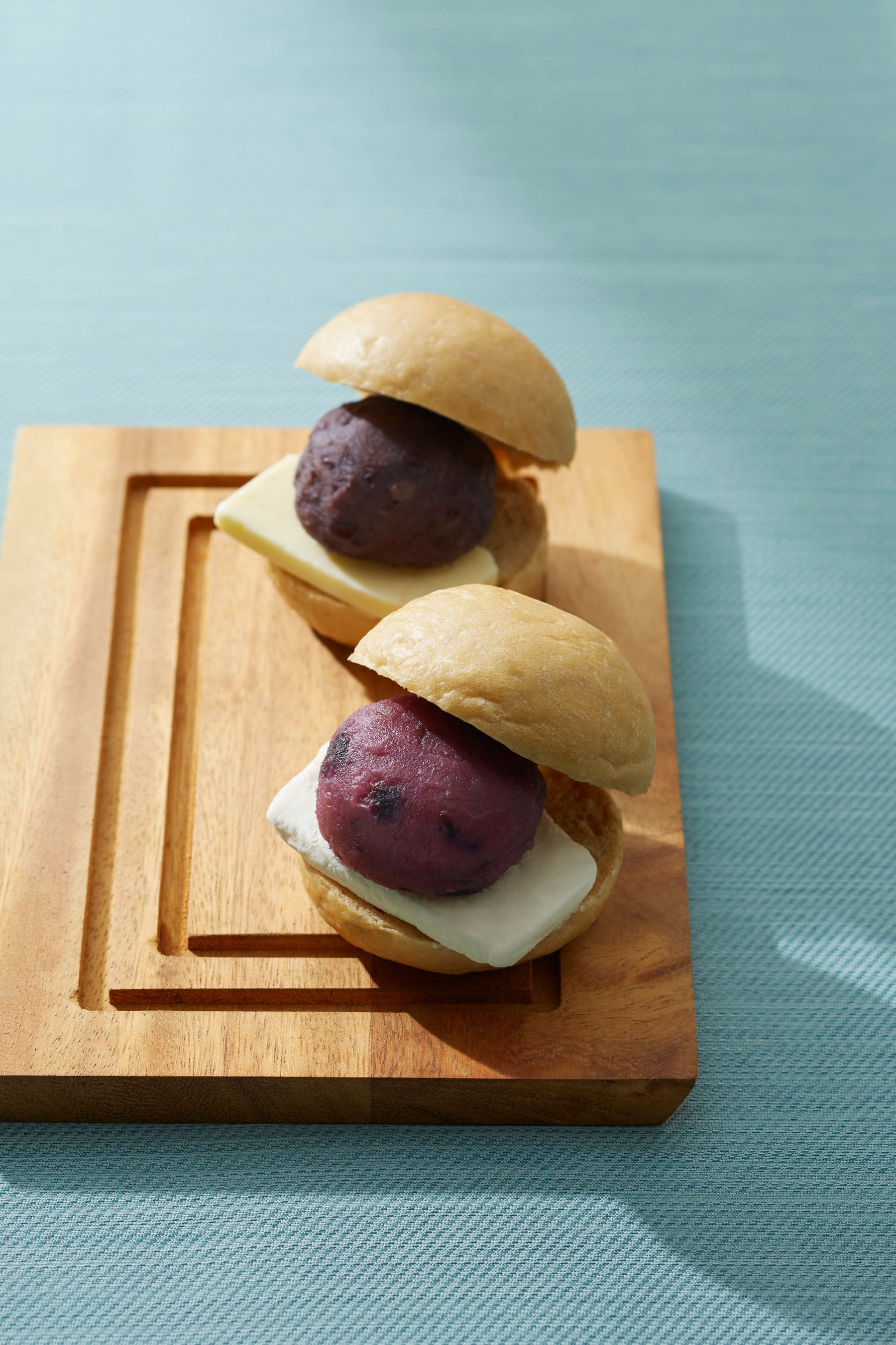 千歳市＜ナマケモノ カフェ＞&nbsp; &nbsp; 手前）ハスカップさんど　601円&nbsp; &nbsp; 奥）黒糖ベーグルのあんバタさんど　540円&nbsp; &nbsp; &nbsp; ※手前は各日150個限り ※11日（月）までの出店