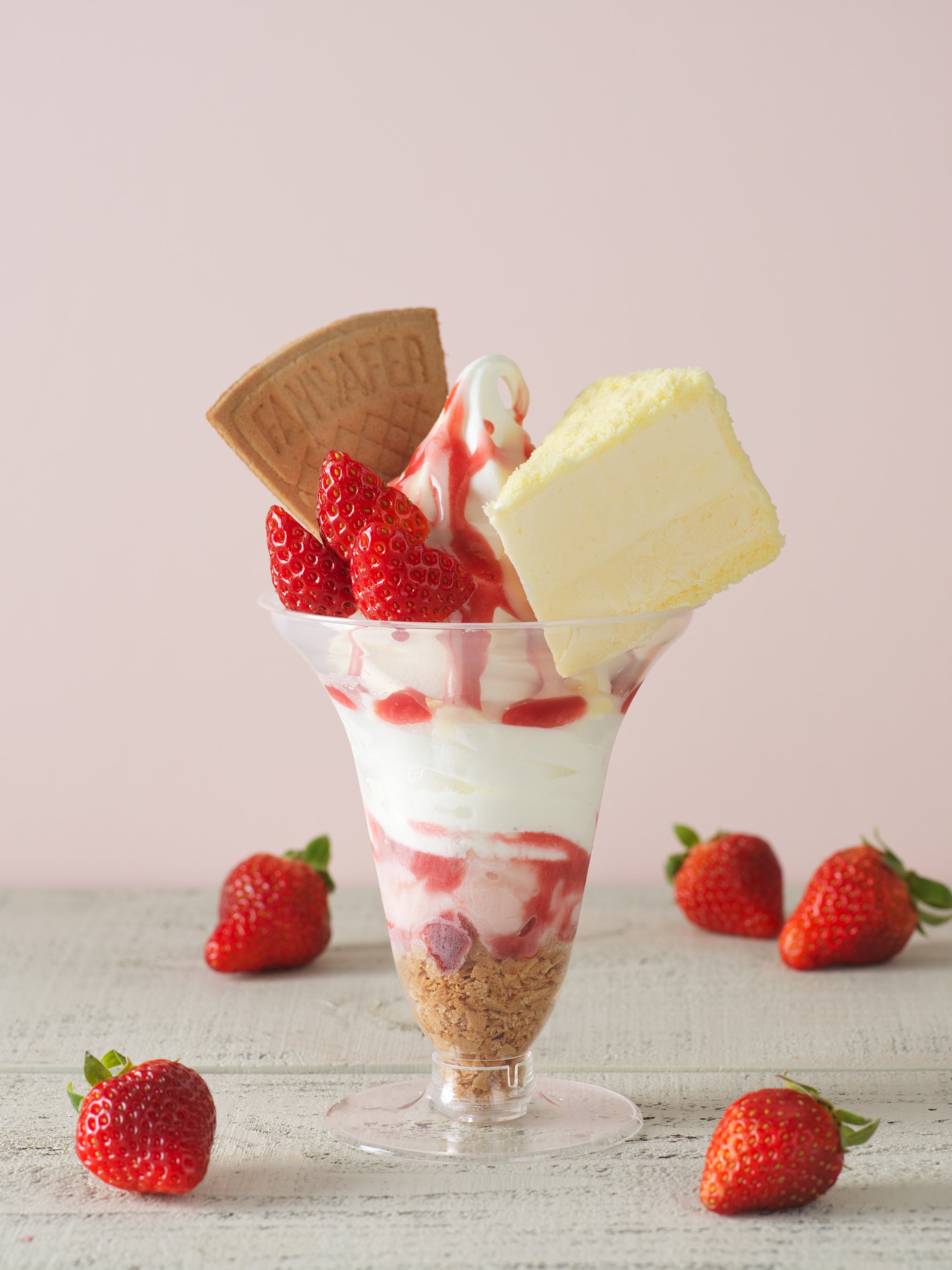 小樽市＜小樽洋菓子舗ルタオ＞ いちごミルクパフェ 1,100円 ※各日100杯限り