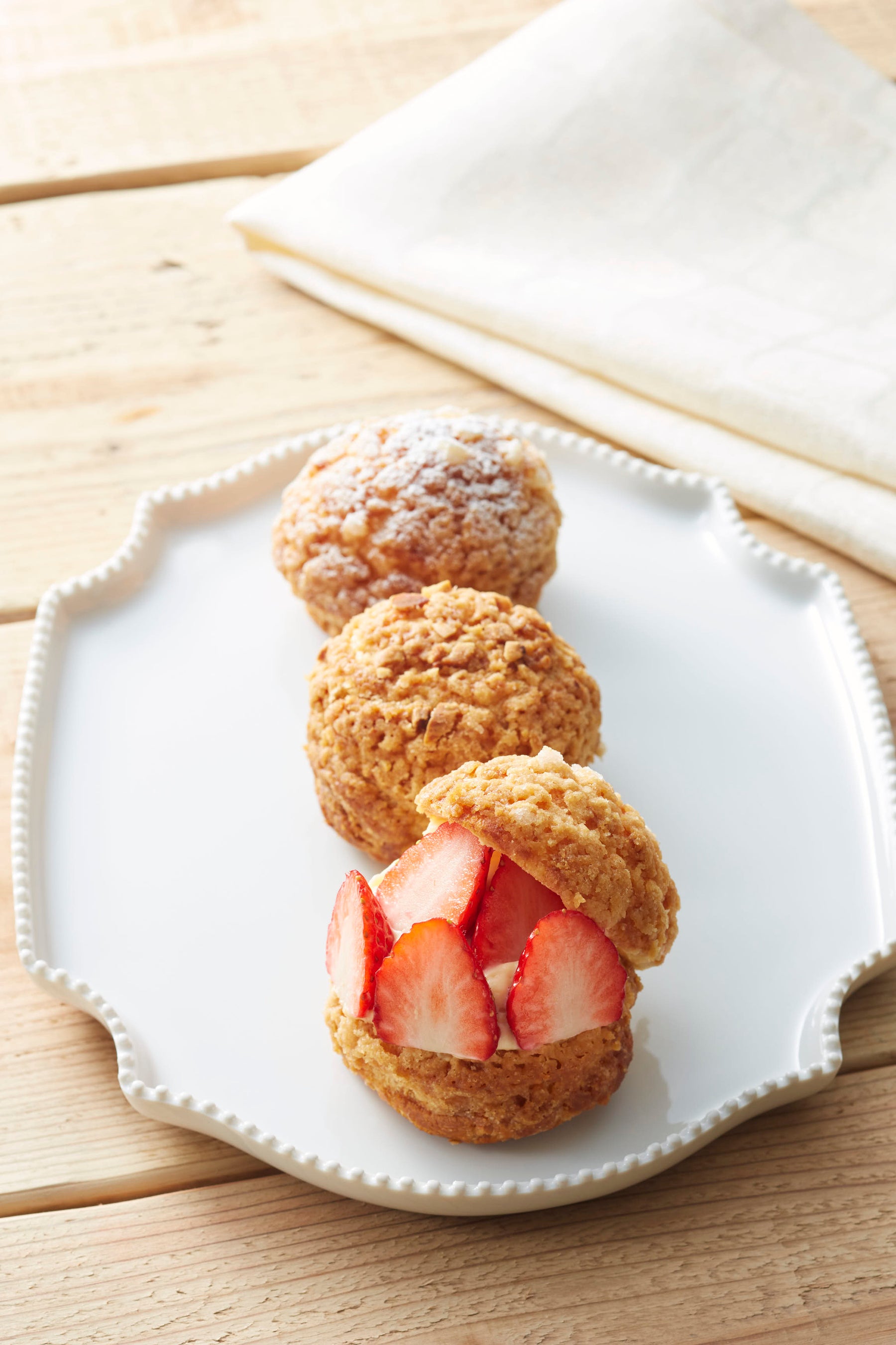 富良野市＜furano bijou(フラノビジュー)＞ 富良野小麦のシュークリーム 3種セット （いちご・キャラメル・プレーン）1,501円 ※各日開店時100セット、午後3時より50セット限り ※11日（月）までの出店