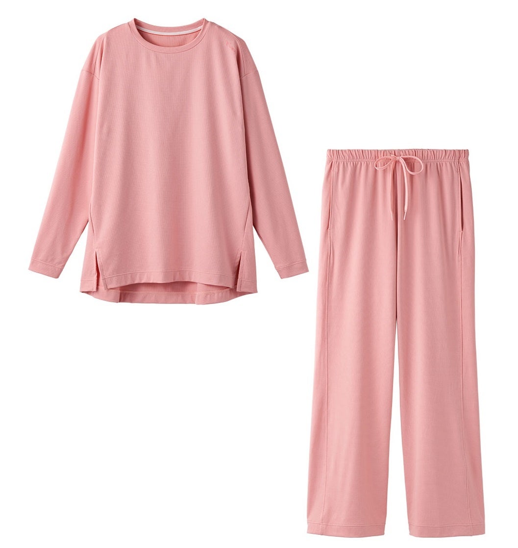 ＜べネクス＞ 左）ボートネックロングスリーブ 17,600円&nbsp; 右）フレアパンツ 18,700円 ■9階 ナイトウェア売場