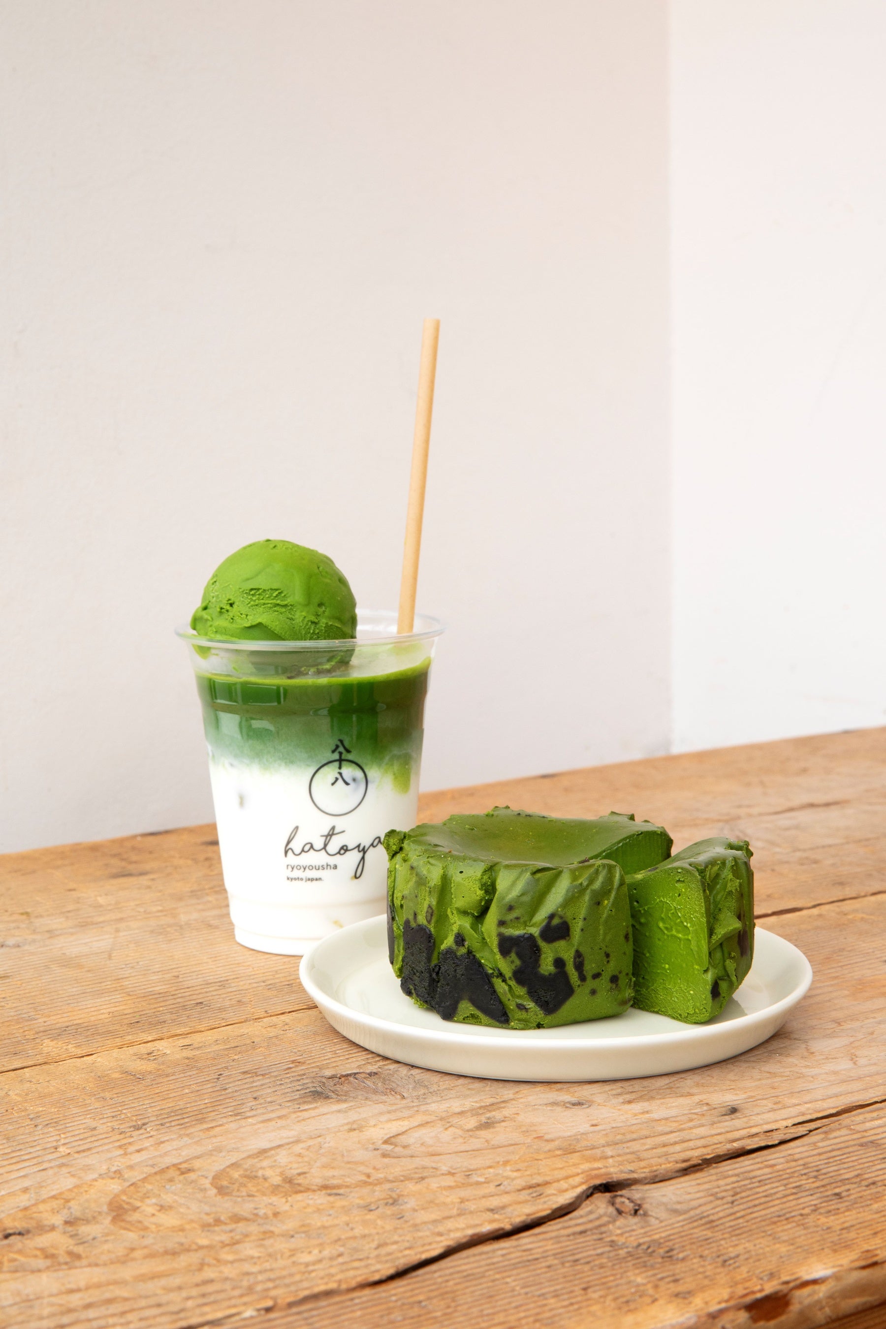 ＜八十八良葉舎＞ 左：抹茶ラテフロート（1杯）1,051円 右：半熟抹茶（1個）2,160円 ※右は各日50個限り