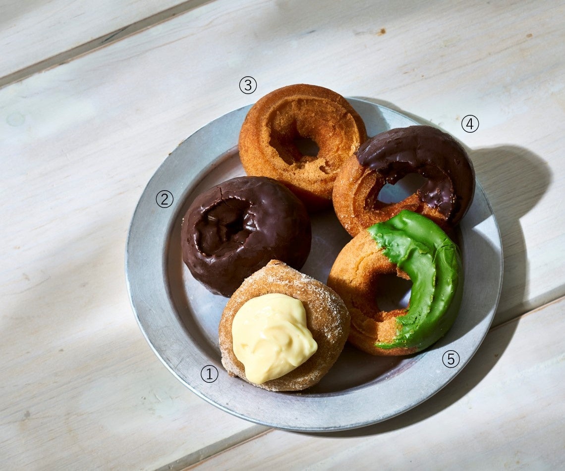 ＜ルースキョウト＞ ①カスタードドーナッツ 380円 ②チョコドーナッツ 380円 ③オールドファッション 250円 ④チョコファッション 380円 ⑤抹茶チョコファッション 380円