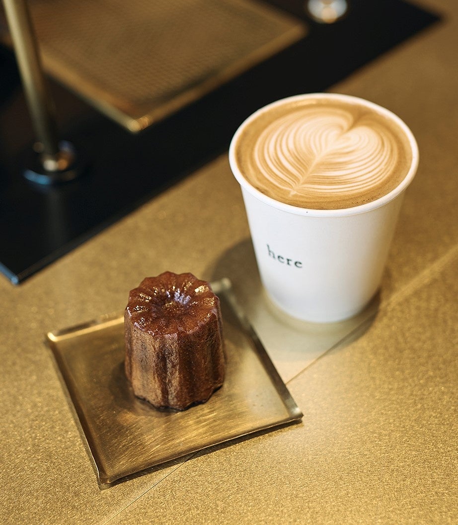 ＜ヒア キョウト＞右）カフェラテ（1杯）660円 左）ココカヌレ 421円