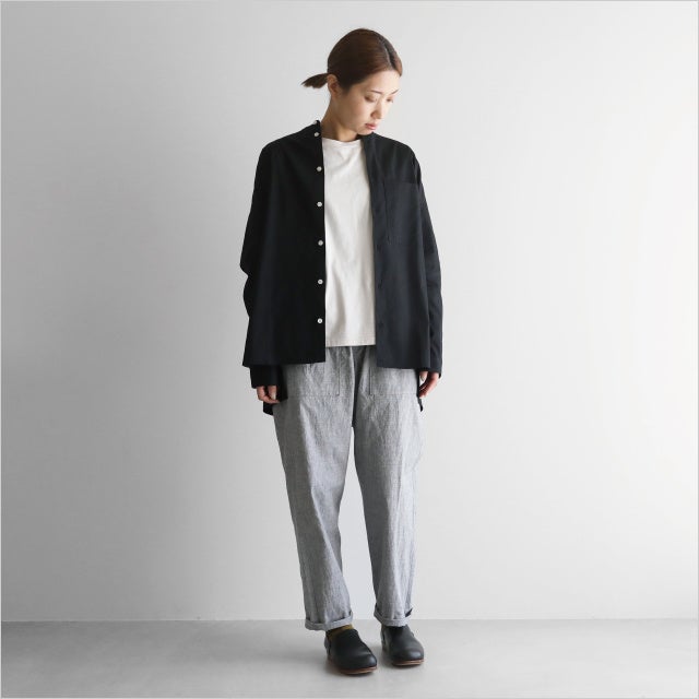 ＜ハウス＞ オーガニックコットンライトオックスバンドカラーオーバーシャツ 22,880円 ※5点限り／綿麻パフクロスイージーワークパンツ 23,980円 ※5点限り