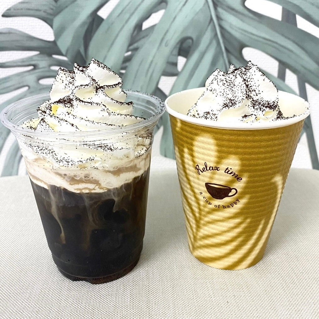 ＜アイカネプランテーションカウコーヒー＞ ウィンナーカウコーヒー  左）アイス  右）ホット 各825円