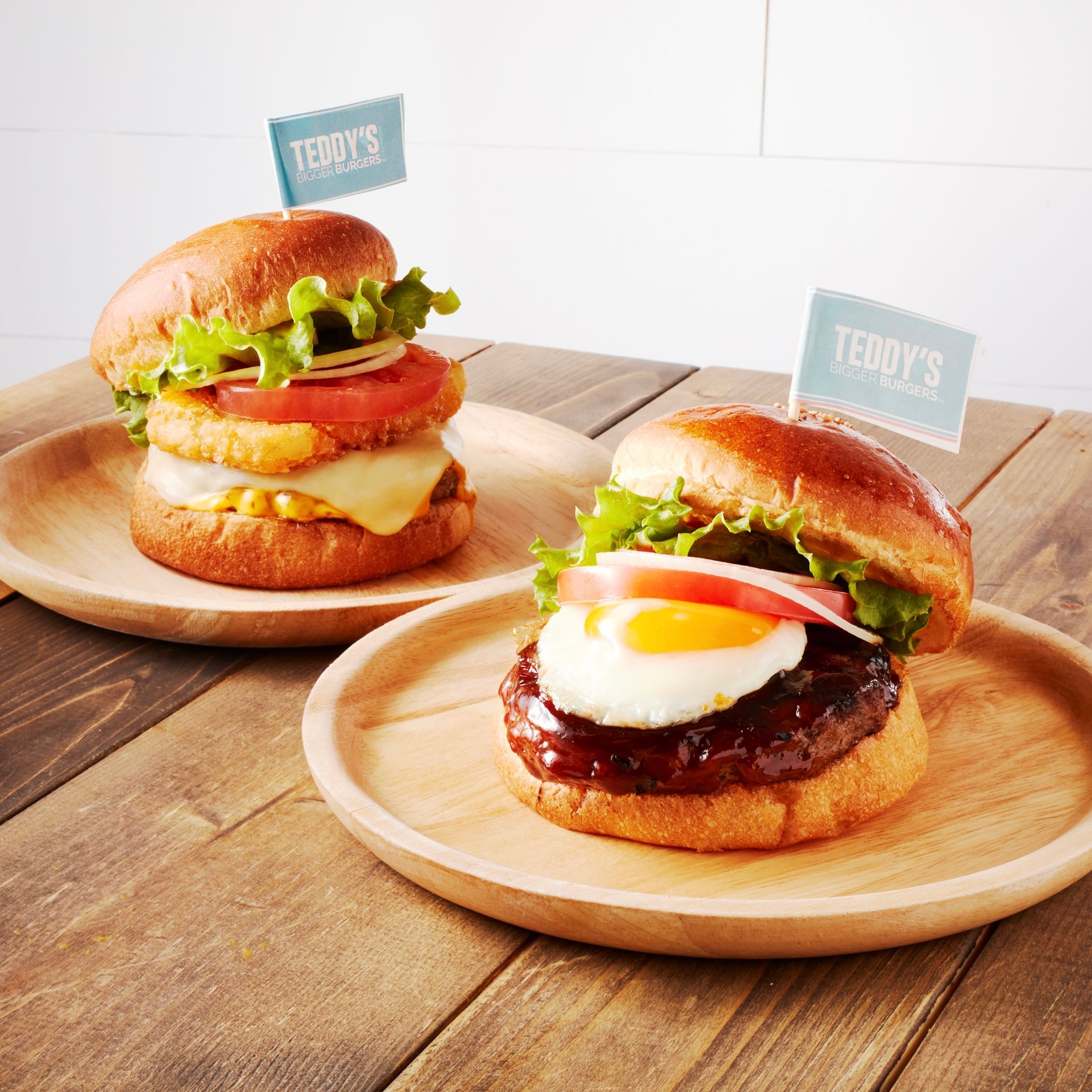 ＜テディーズ ビガー バーガー＞ 左）ハッシュドポテトチーズバーガー 1,540円 右）てりやきエッグバーガー 1,430円