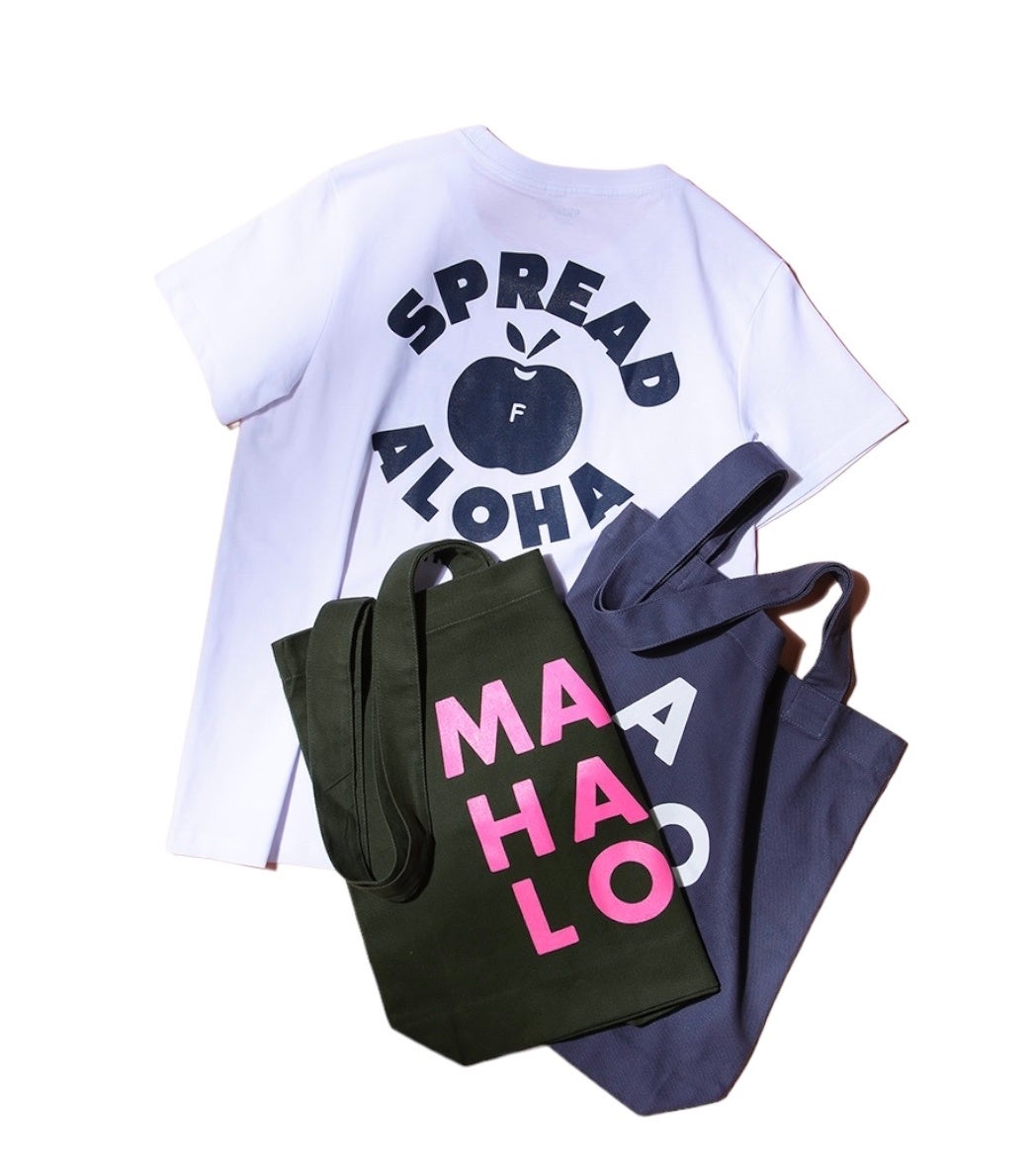 ＜ザ ファノン＞ 上）Tシャツ 6,490円 下）トートバッグ&nbsp; 各4,400円 ※上はバックプリント