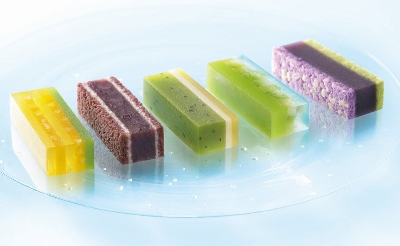 ＜両口屋是清＞&nbsp; 涼味ささらがた（5個入） 1,750円 ■地下1階 和菓子売場 右から）「ブルーベリー」 「わかもも」 「キウイフルーツ」が新味