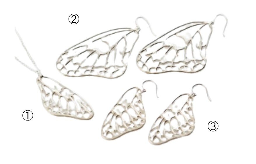 ＜シーカシード＞ ①オオゴマダラ ネックレス　16,500円 ②オオゴマダラ（L）ピアス　 26,400円  ③オオゴマダラ（M）ピアス   24,200円