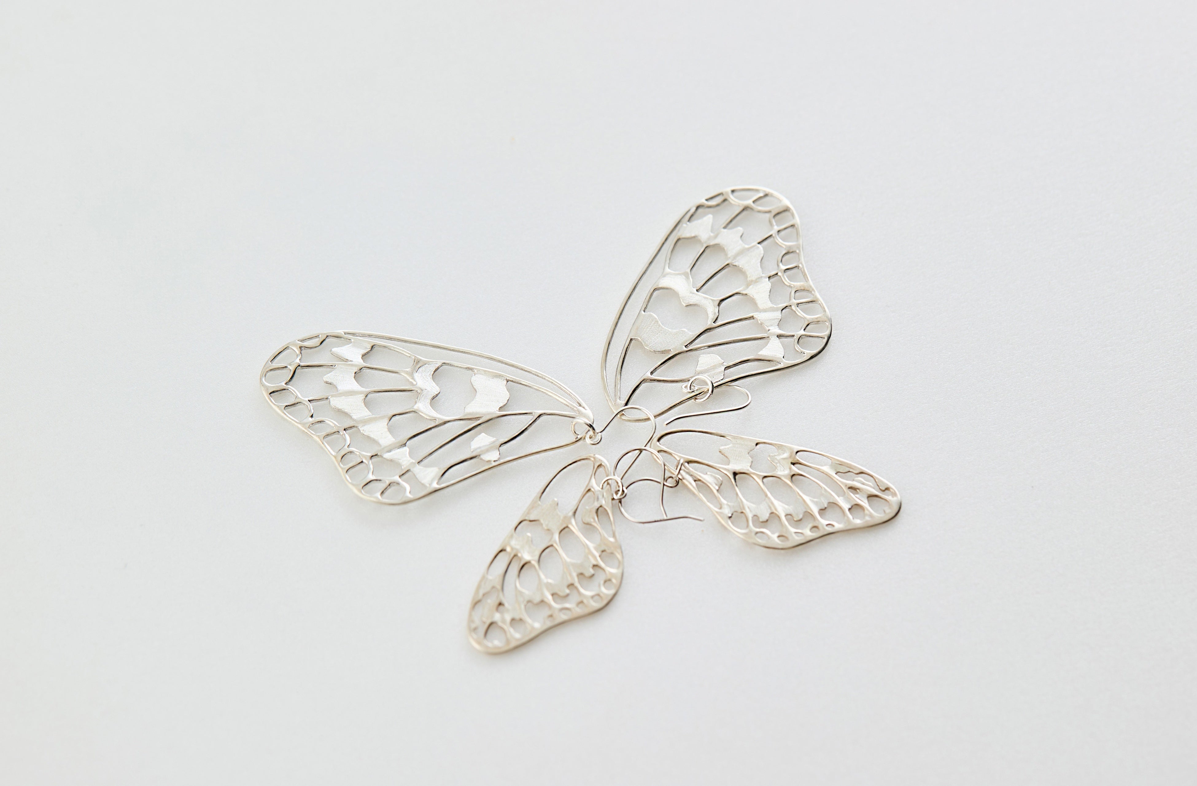 合わせると 羽を休める蝶の姿に！