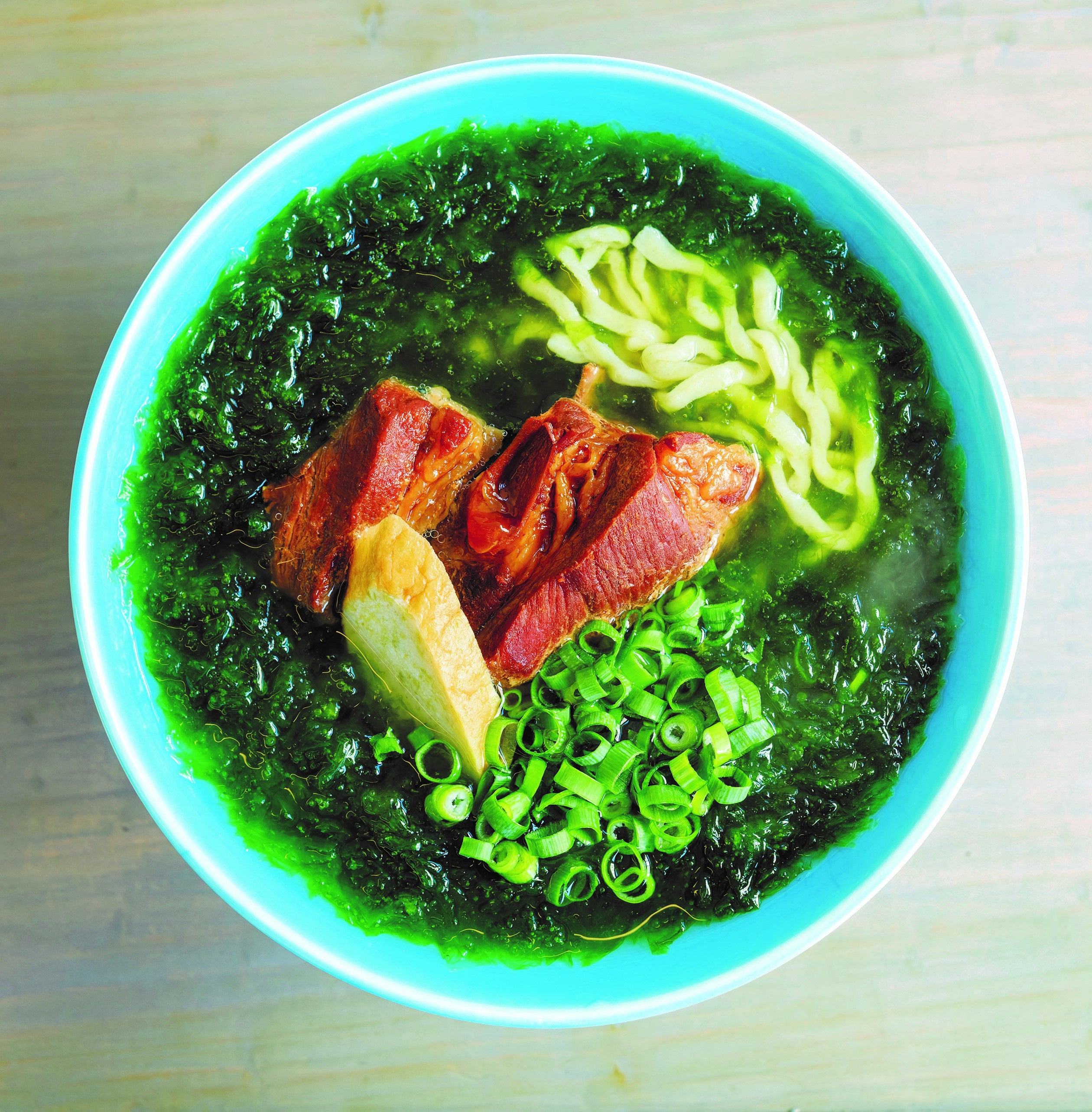 ＜OKINAWA SOBA EIBUN（オキナワ ソバ エイブン）＞ EIBUNのアーサーそば（1杯）1,760円  ※各日150杯限り