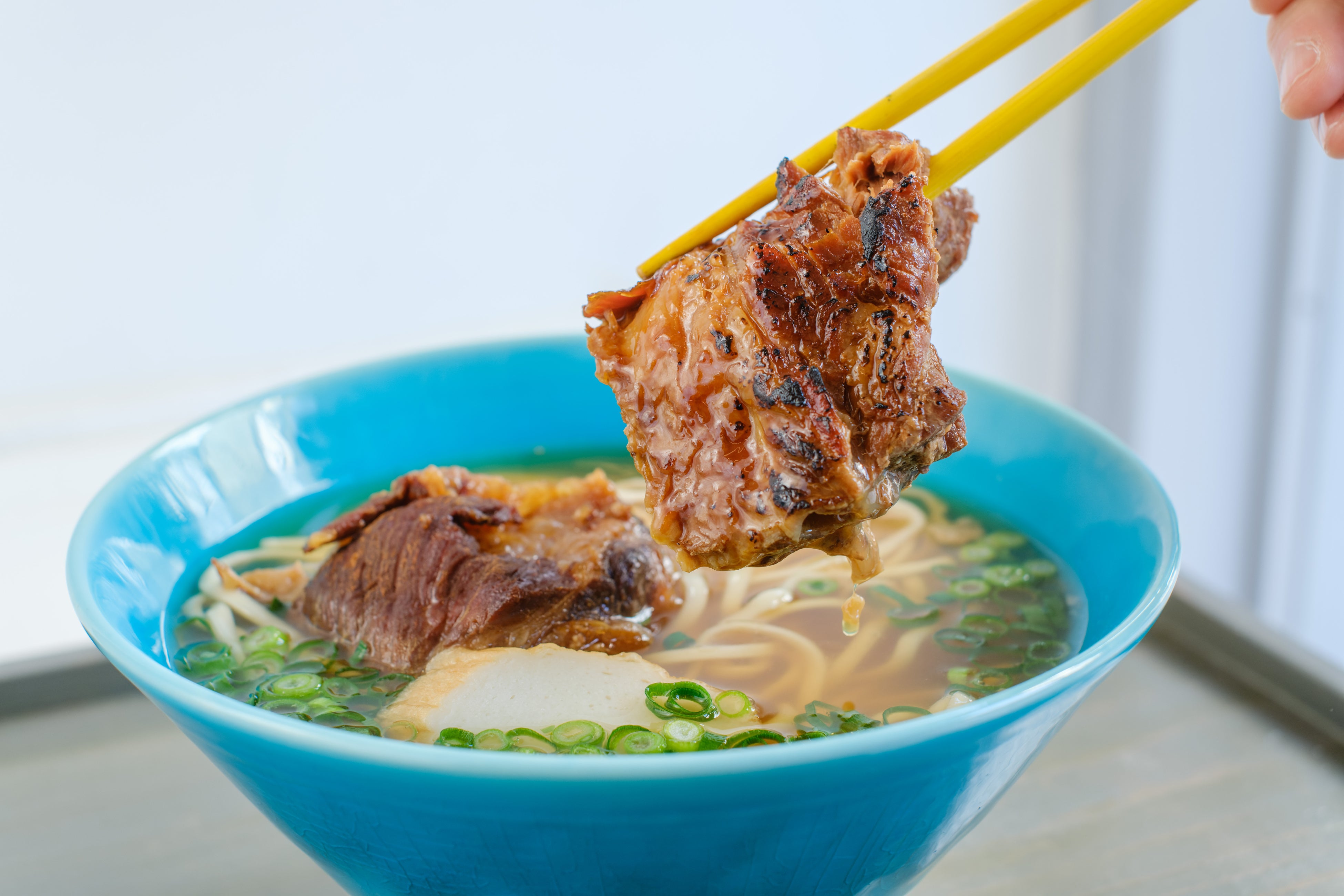 トロトロに煮込まれた スペアリブの本ソーキ