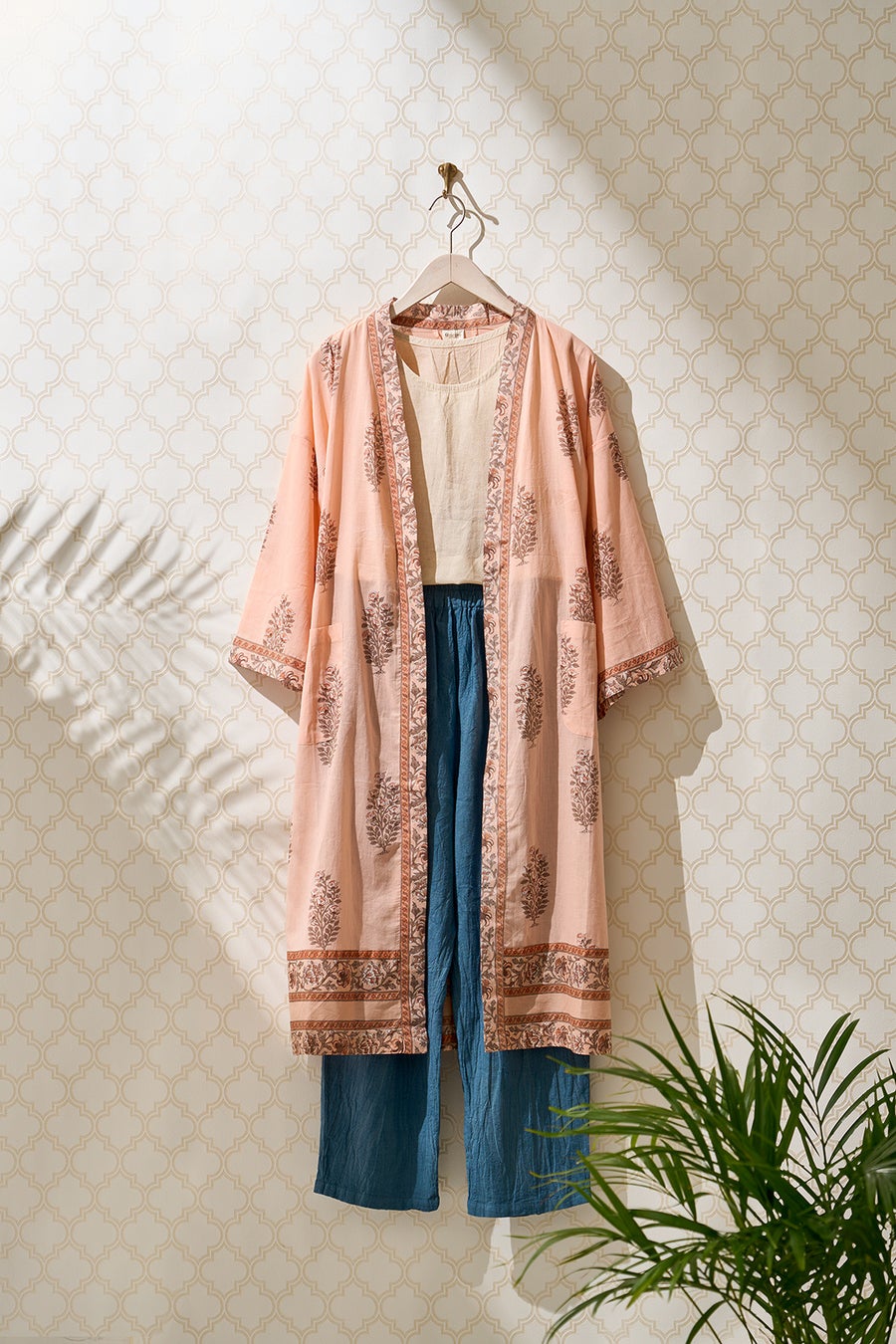 <ザ ショップ インディア>KIMONO ローブ 13,860円/<ヂェン先生の日常着>タンクトップ 8,800円 ※10点限り/シンプルパンツ 12,100円 ※10点限り (取り扱いショップ:<アナンダジア>)