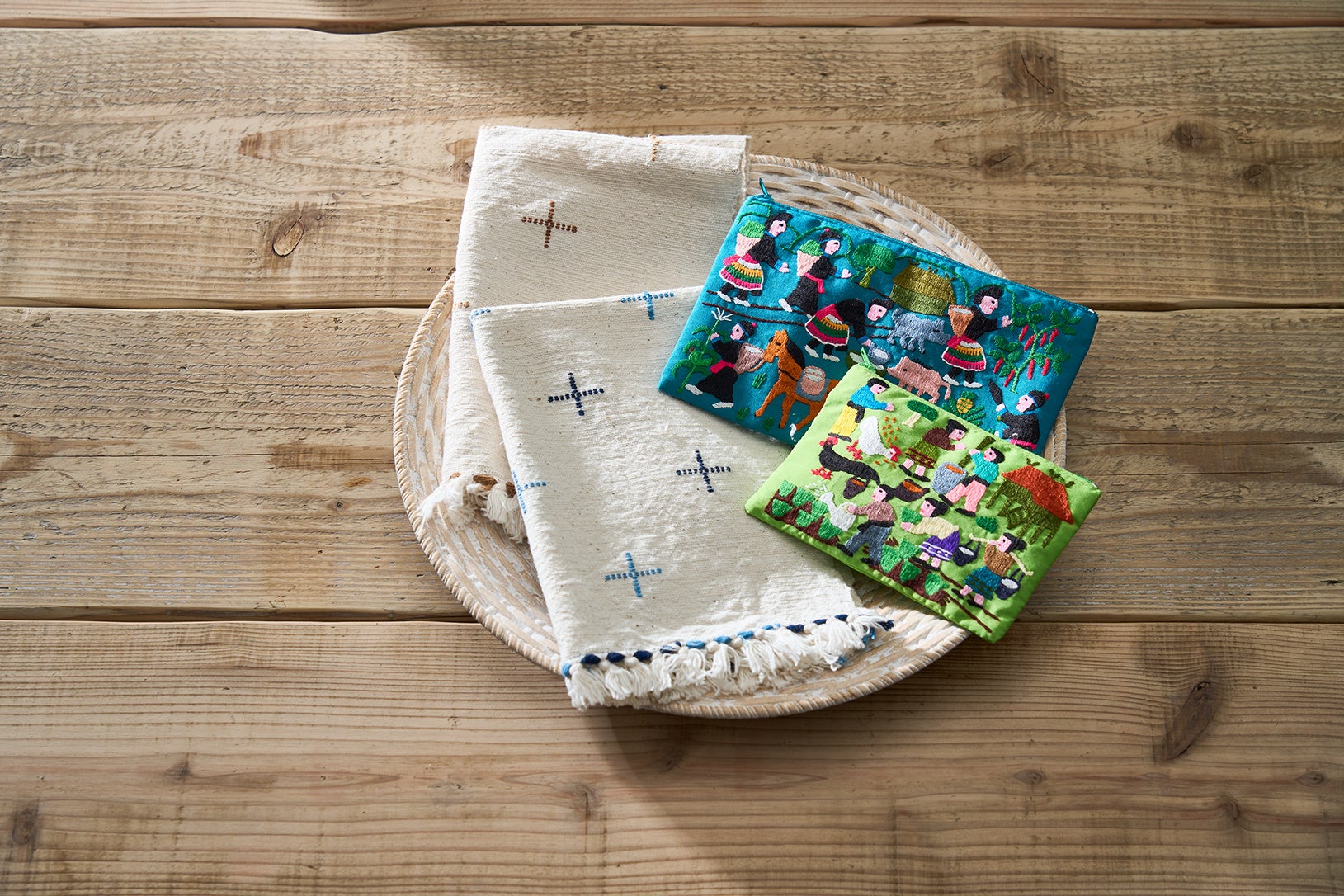 ＜ザ エスノースギャラリー＞手紡ぎハンドタオル（ブルー・ブラウン）各2,178円／モン族手刺しゅうポーチL 2,838円 ※1点限り／モン族手刺しゅうポーチS 2,618円 ※1点限り