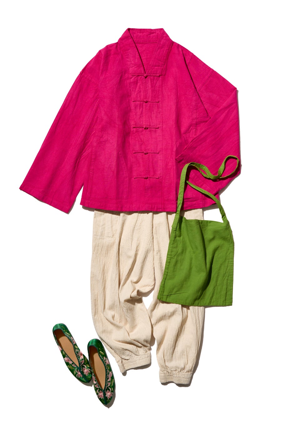 <ヂェン先生の日常着>チャイナシャツ 19,800円 ※10点限り/太極拳パンツ 15,400円 ※10点限り/おさんぽかばん 5,280円 ※10点限り(取り扱いショップ:アナンダジア)/<アナンダジア>チャイナシューズ 7,480円