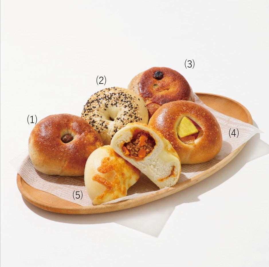 ベーグル(タカシマヤセレクション)⑴ごろごろフルーツ&ナッツ 422円 ⑵セサミ 303円 ⑶ブルーベリーチーズケーキ 422円 ⑷おさつりんごバター 432円 ⑸オリジナルスパイスカレー 432円 ※いずれも各日30点限り