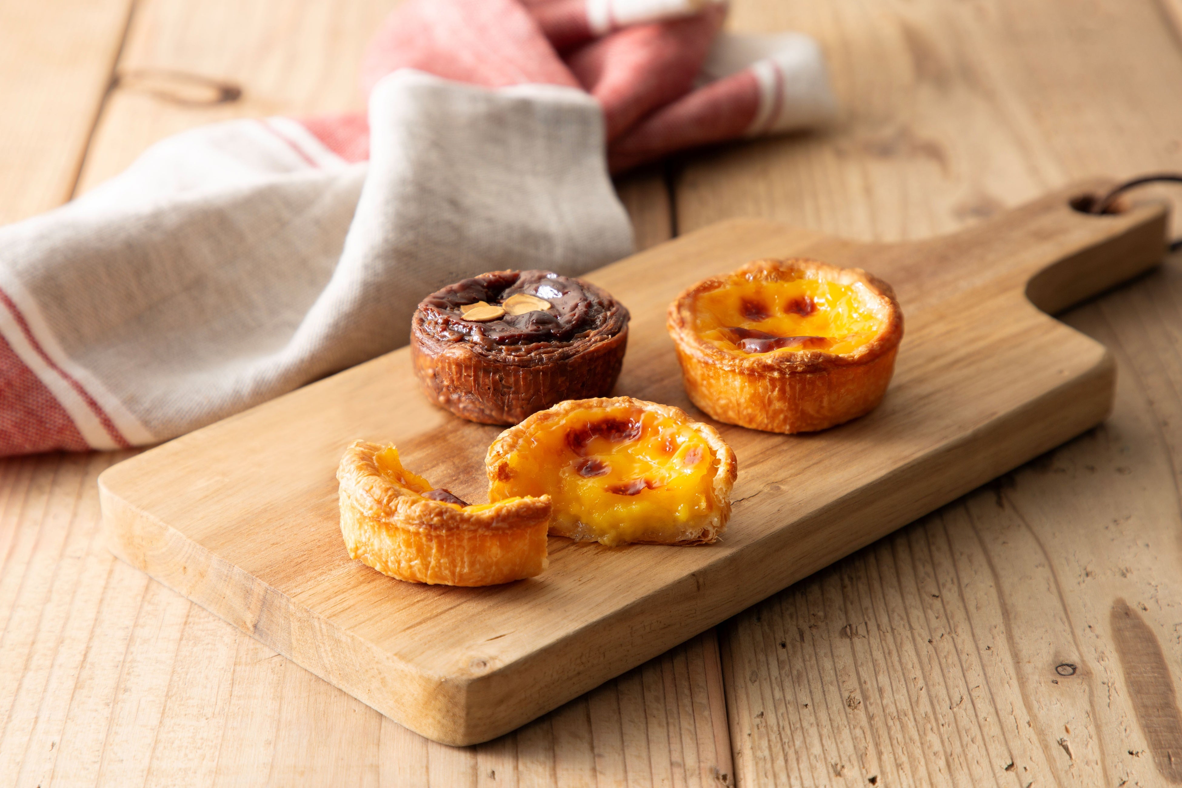 香川県高松市＜讃岐三白＞ 手前）和三盆エッグタルト　奥）ショコラタルト 各251円