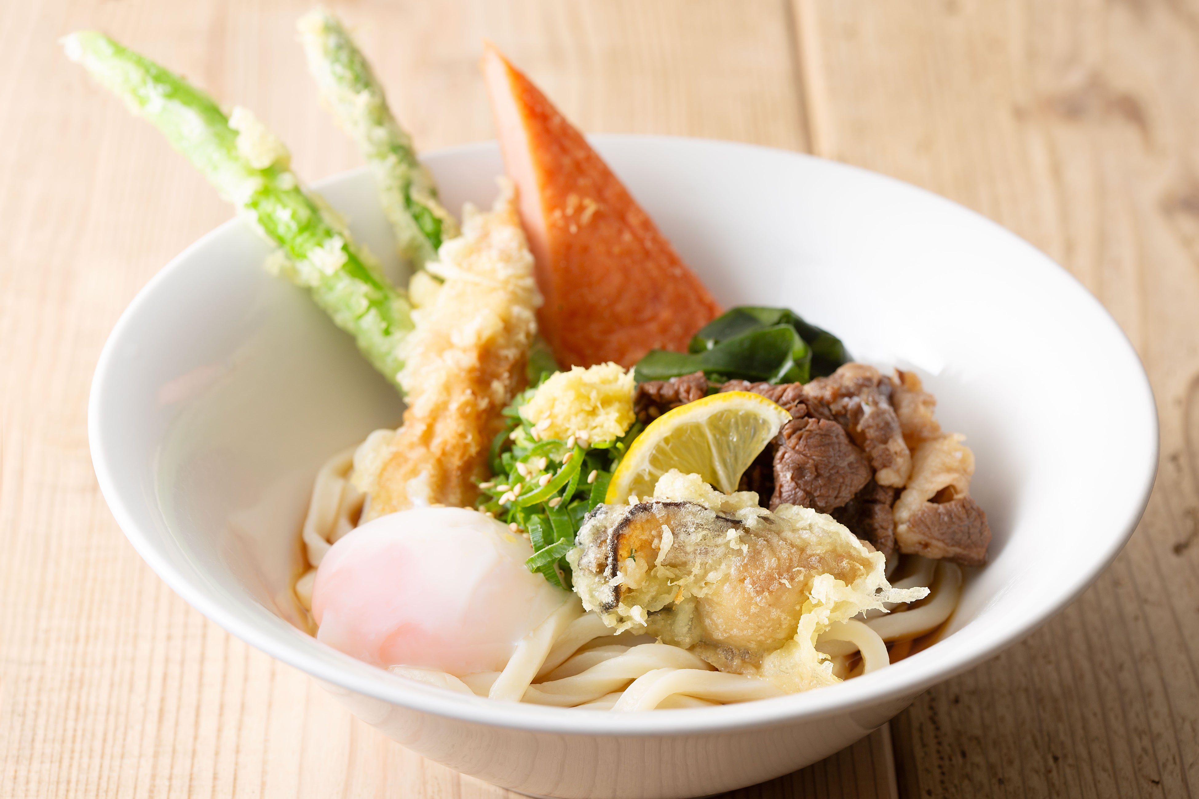 香川県坂出市 ＜日の出製麺所＞ 四国と瀬戸内の盛り合わせうどん 1,580円 ※各日120食限り