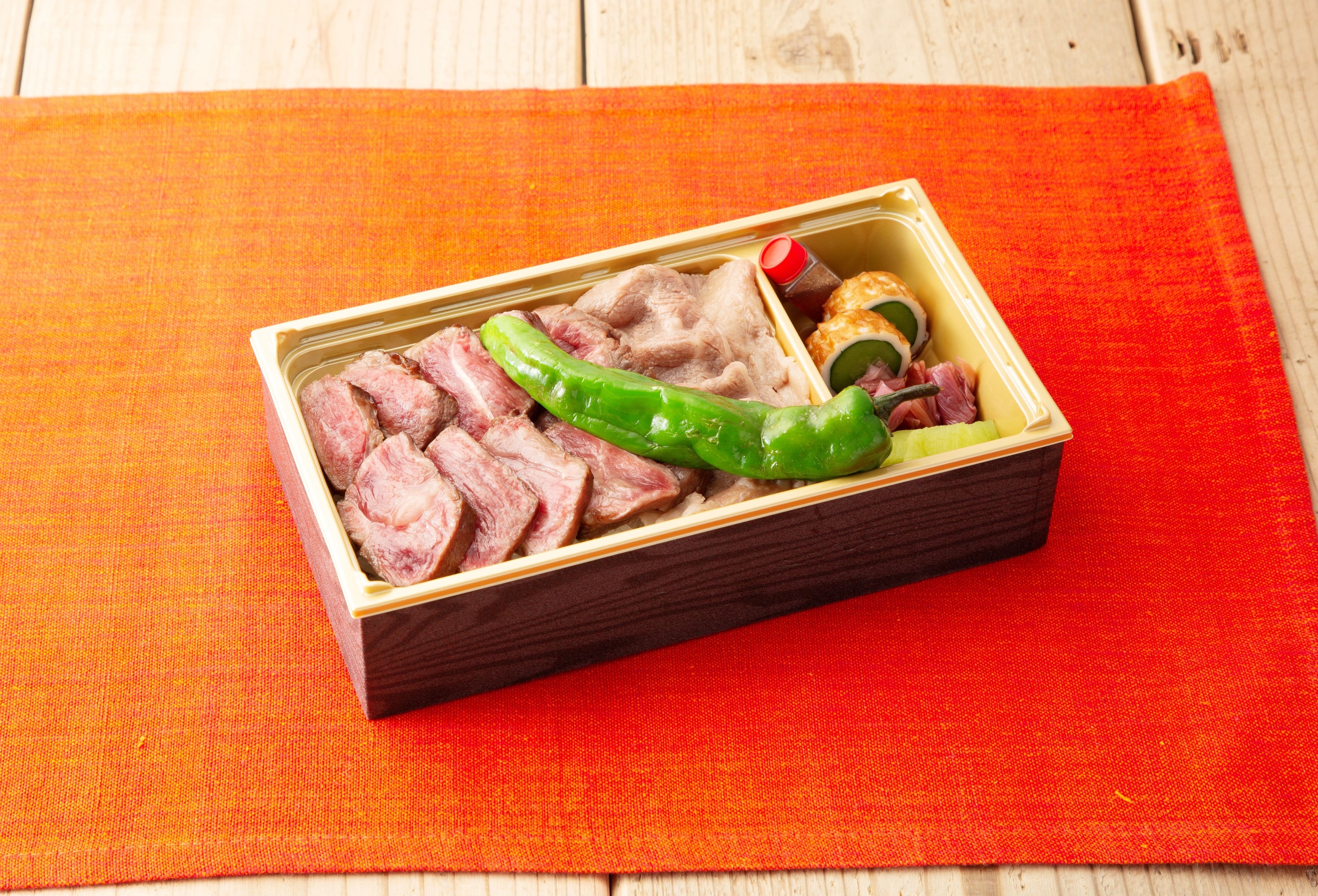 高知県高知市 ＜サウスブリーズホテル 高知海月＞ 土佐あかうしステーキ&牛飯重（1箱）3,240円 ※各日50箱限り