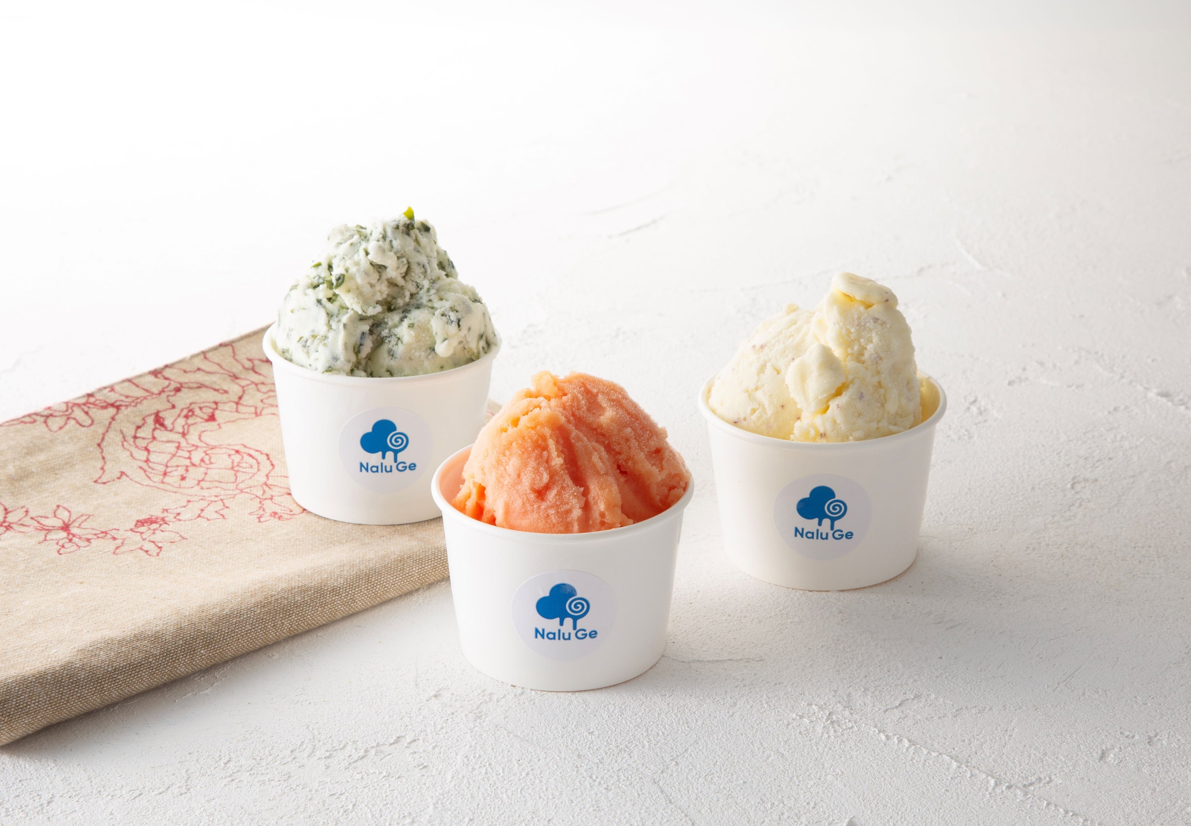 徳島県鳴門市 ＜Nalu Ge～鳴門のジェラート～＞ ジェラート（1カップ　シングル） 中）ブラッドオレンジソルベ 701円 左）鳴門わかめ　右）鳴門金時 各651円  ※ブラッドオレンジは各日50カップ限り