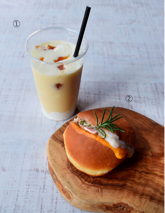 ＜ラクソン＞ ①ミラベル・スムージー　　　 786円 ②お食事ベニエ クロックムッシュ風 524円 ※各日50個限り