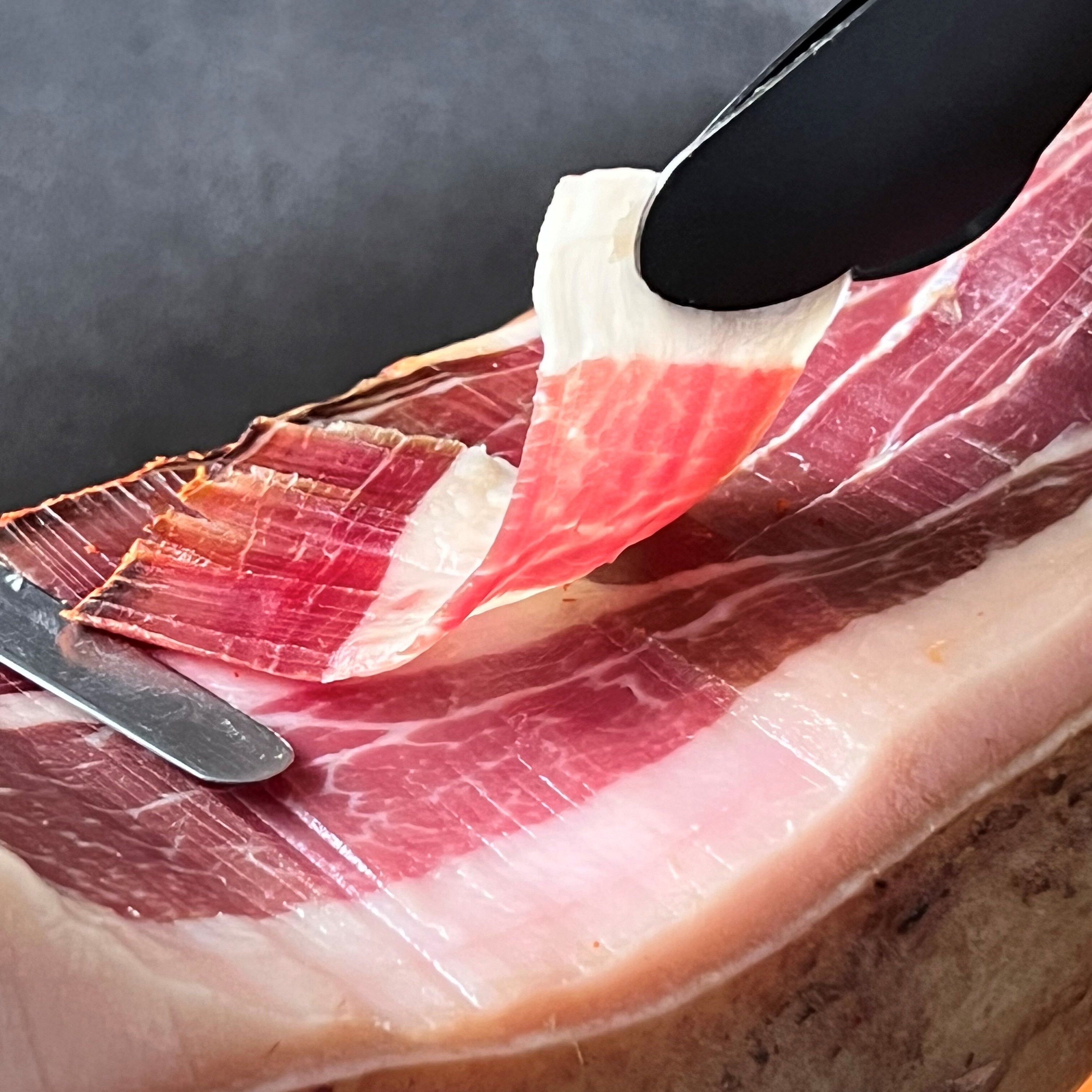 ＜メゾンティ＞ フランス・バスク産 キントア豚の生ハム （100g当り） 3,888円&nbsp; ※各日原木1本分限り