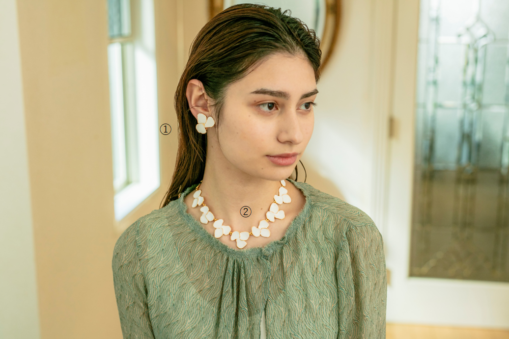 ＜セシル・エ・ジャンヌ＞ ①エマイユ&nbsp; ホワイトペタルイヤリング&nbsp; 29,700円 5点限り ②エマイユ ホワイト ペタルネックレス 79,200円 5点限り