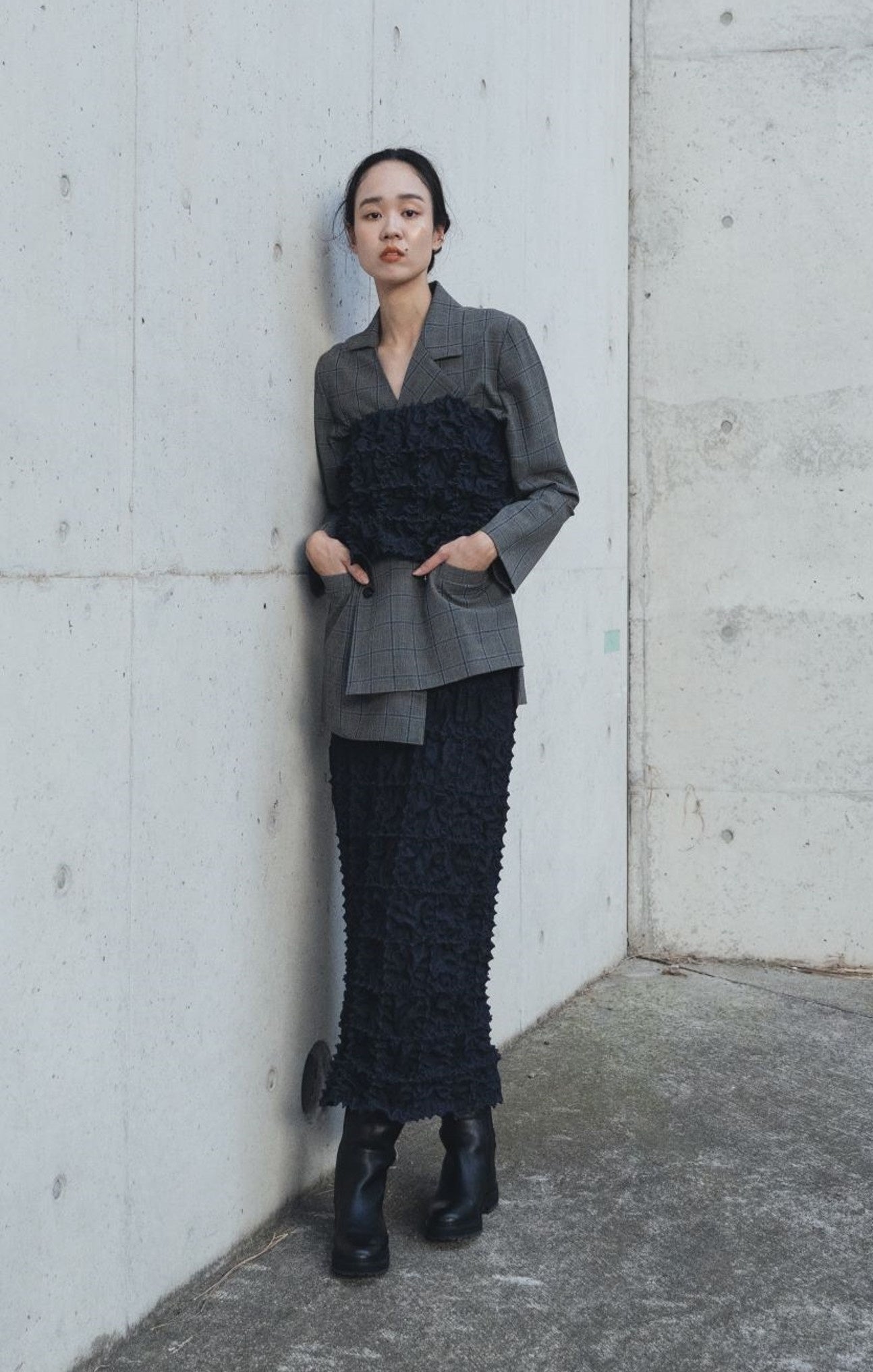 ＜ククリ＞ジャケット52,800円、ビスチェチューブトップ30,800円、スカート46,200円