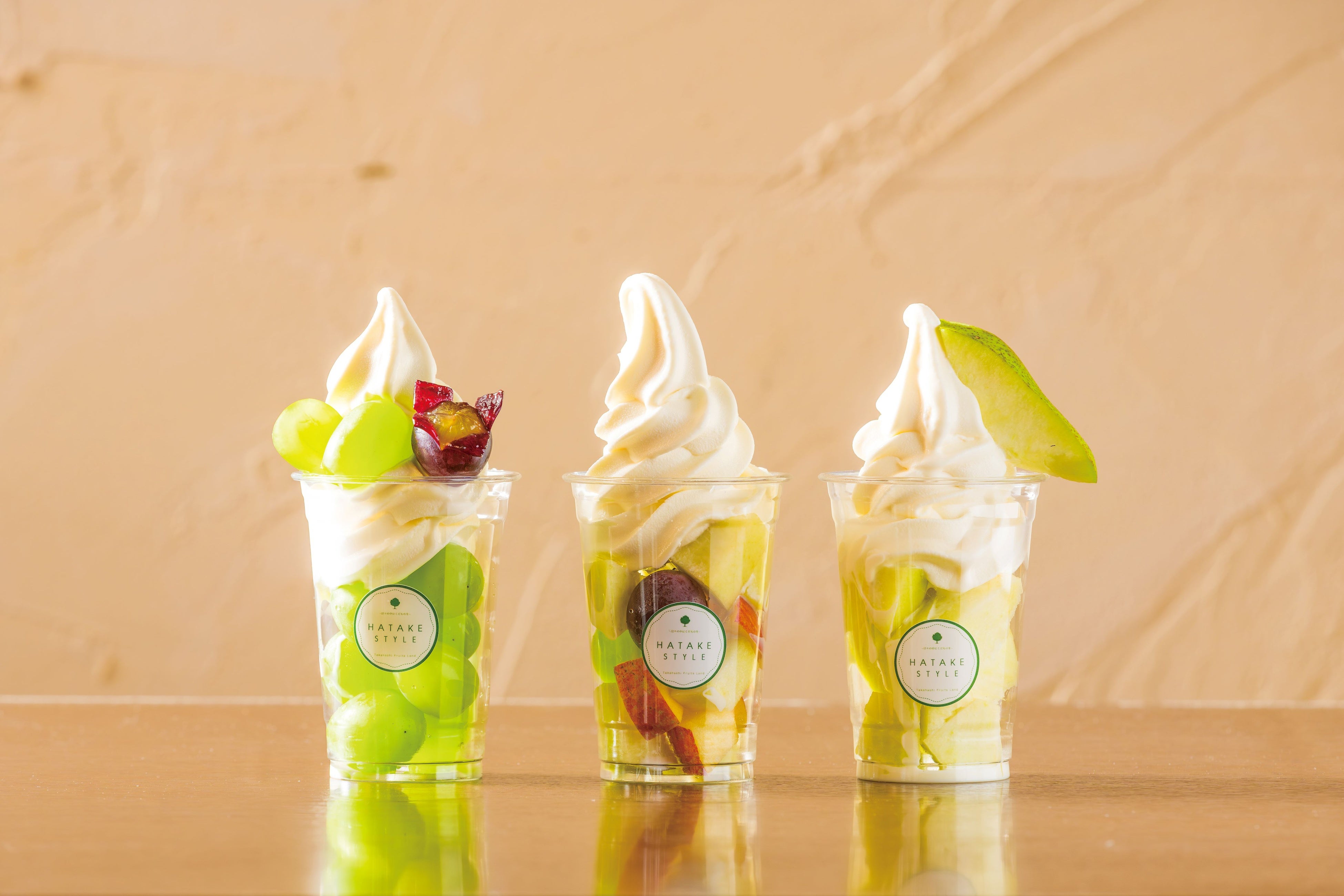 山形県上山市＜髙橋フルーツランド＞左）シャインマスカットパフェ 1,320円 中）季節のフルーツパフェ 1,100円 右）ラフランスパフェ 1,100円