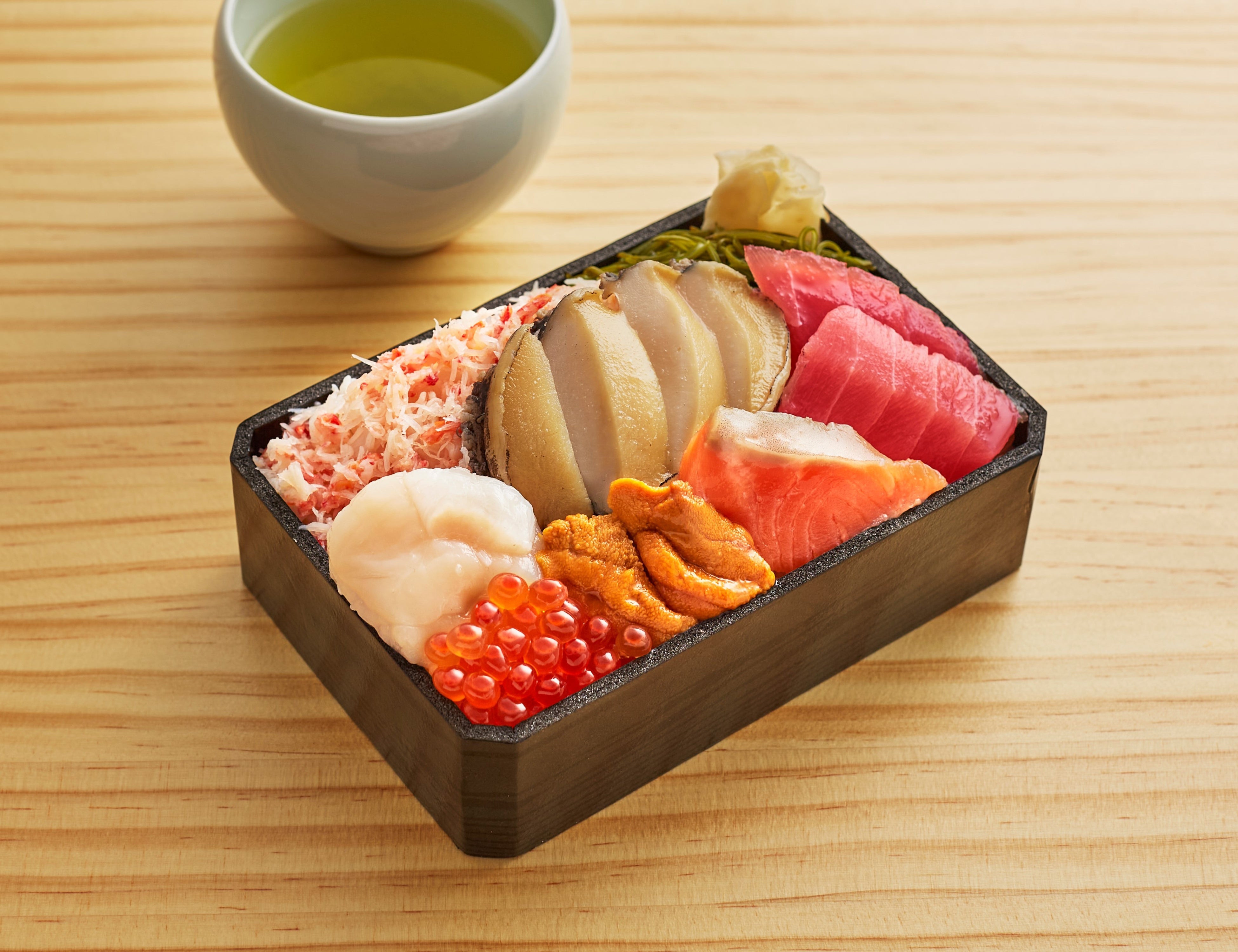 宮城県本吉郡＜歌津小太郎＞ 三陸デラックス弁当 （1折）3,888円 ※各日50折限り