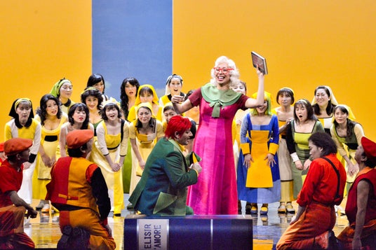 【新国立劇場】嘘の薬が本物の恋をつれてくる! 誰もが幸せな気持ちになれるロマンティック・コメディ『愛の妙薬』 【新国立劇場】嘘の薬が本物の恋をつれてくる! 誰もが幸せな気持ちになれるロマンティック・コメディ『愛の妙薬』