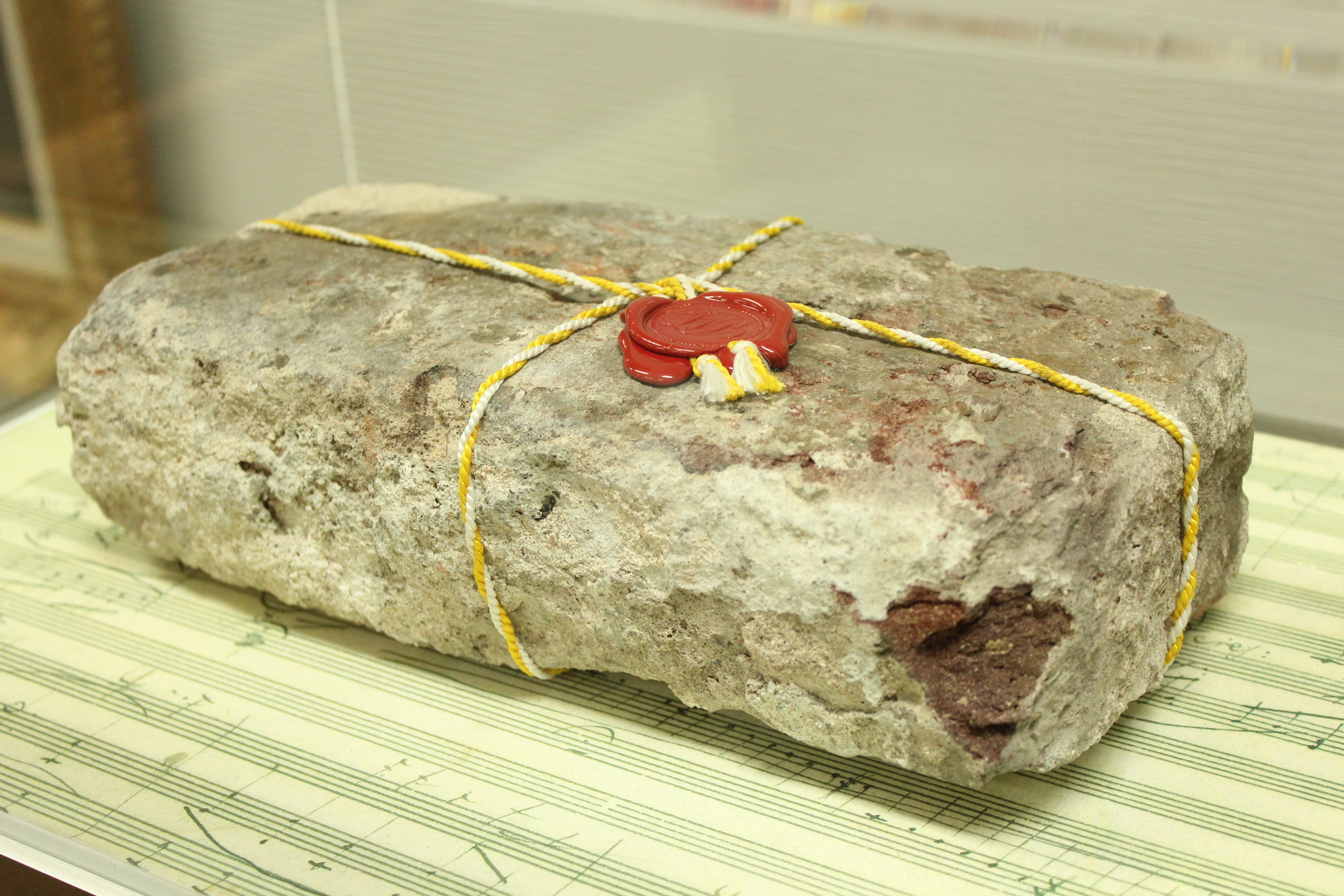 開場にあたって天皇皇后両陛下（当時）より下賜されたベートーヴェンの生家の壁石