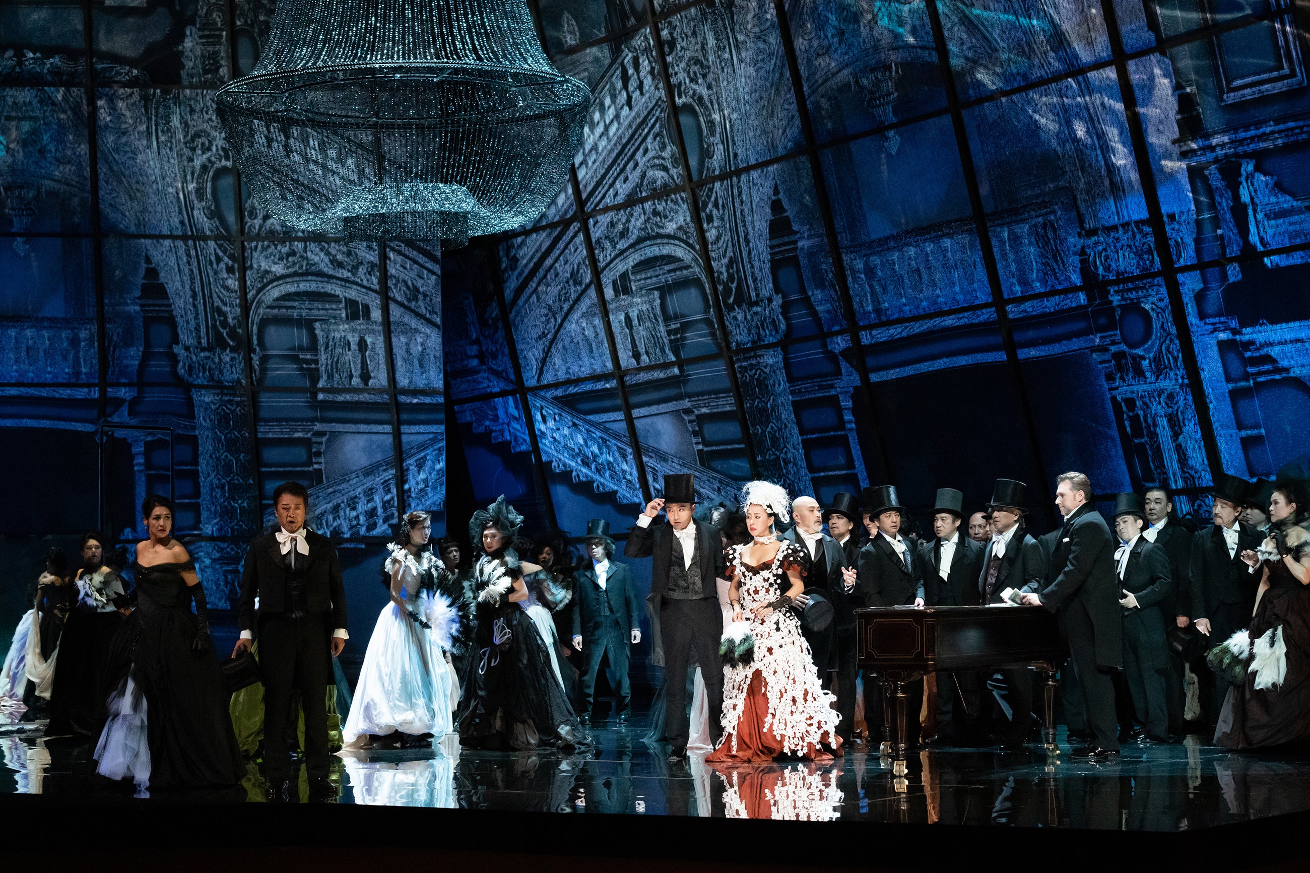 新国立劇場『椿姫』2019年公演より　撮影：寺司正彦