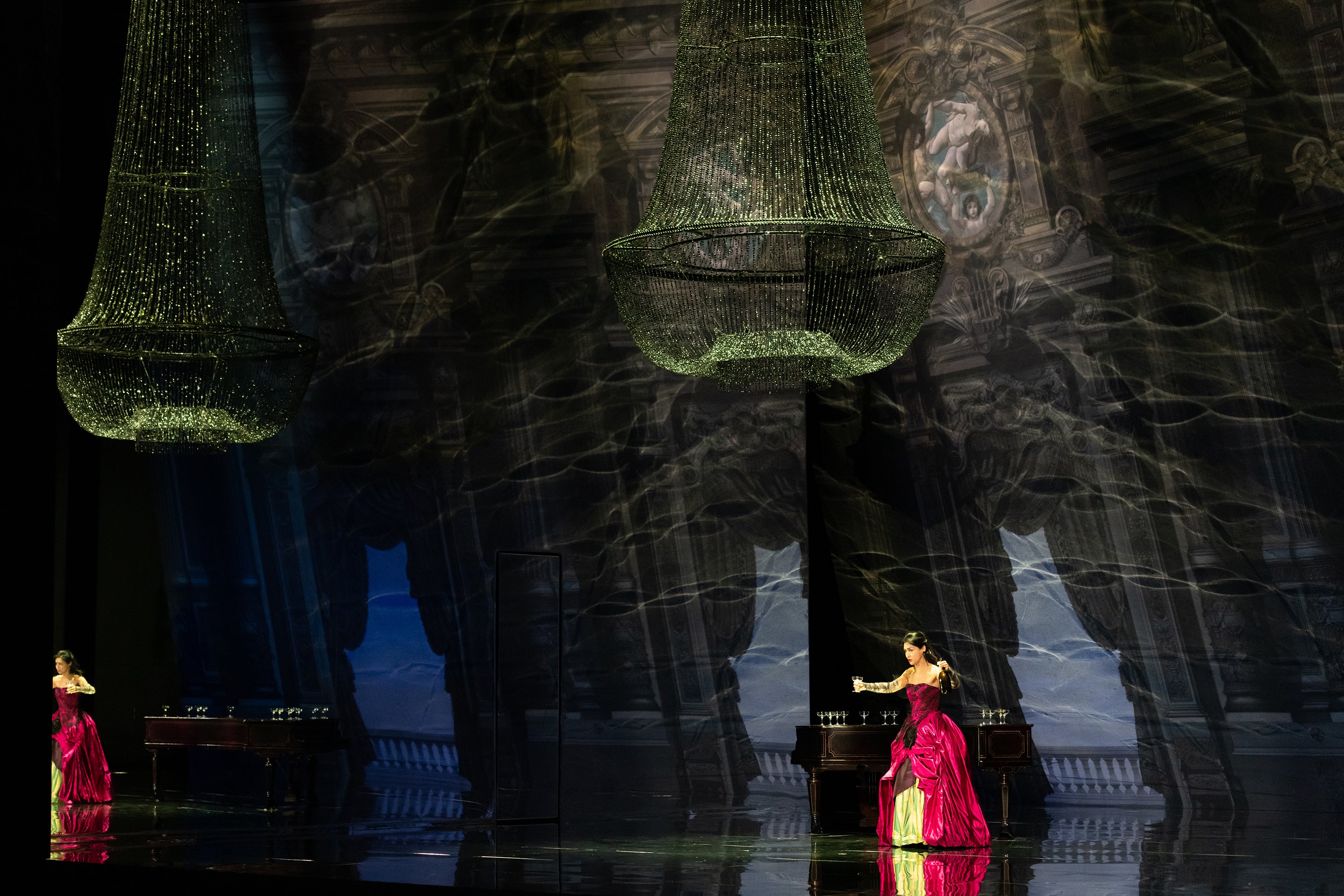 新国立劇場『椿姫』2019年公演より　撮影：寺司正彦