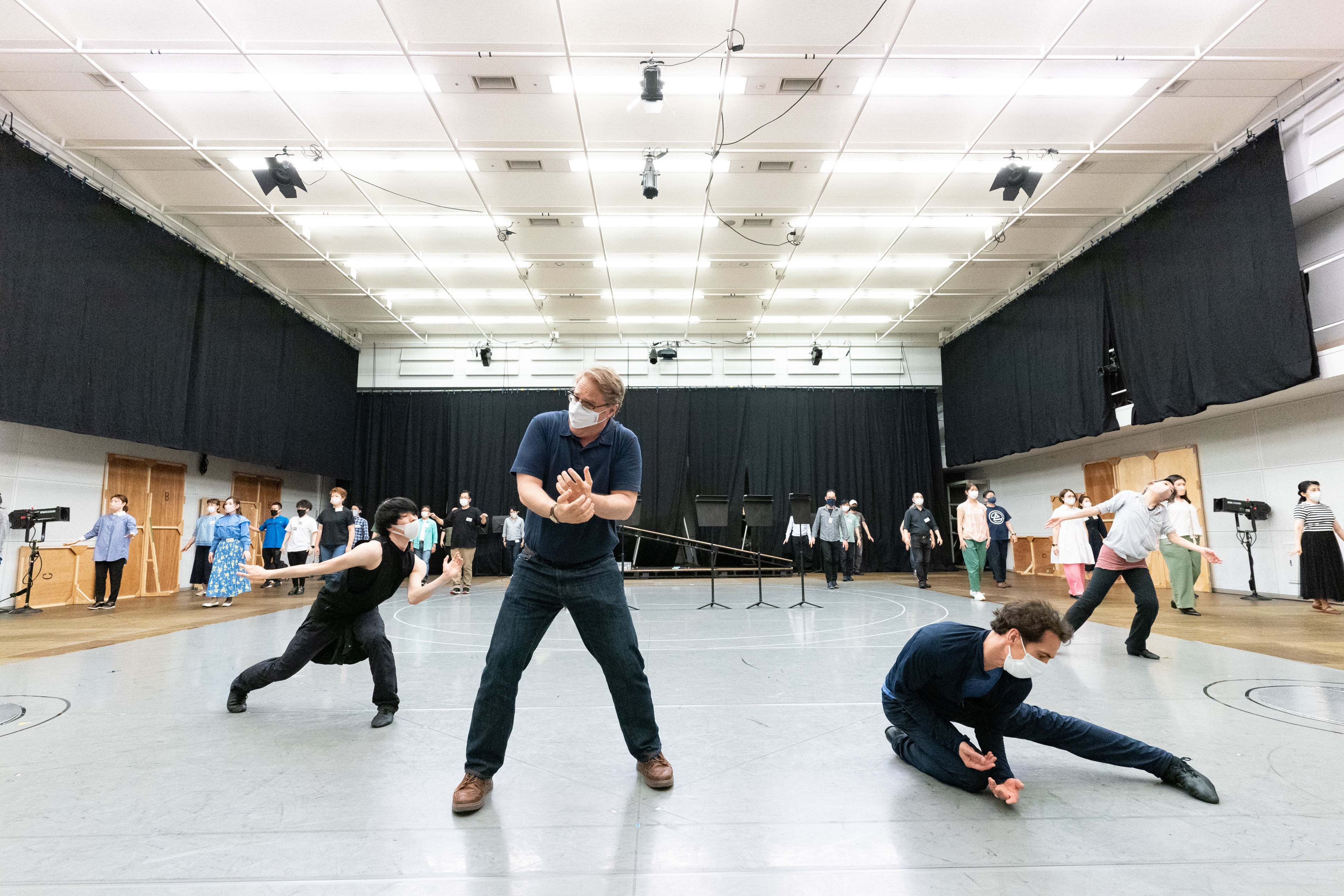 中央：ローレンス・ザッゾ　『オルフェオとエウリディーチェ』リハーサルより