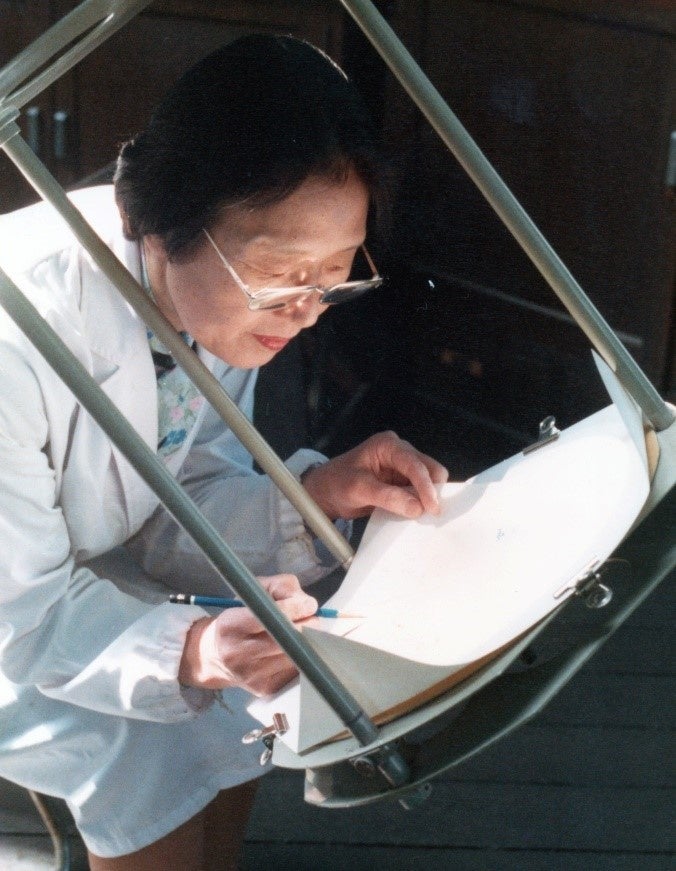 小山氏のスケッチ観測の様子