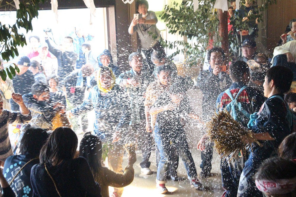 湯ばやし　煮えたぎった釜の湯を舞手が四方にまき散らしながら舞う。 湯にかかることが清めとされる。